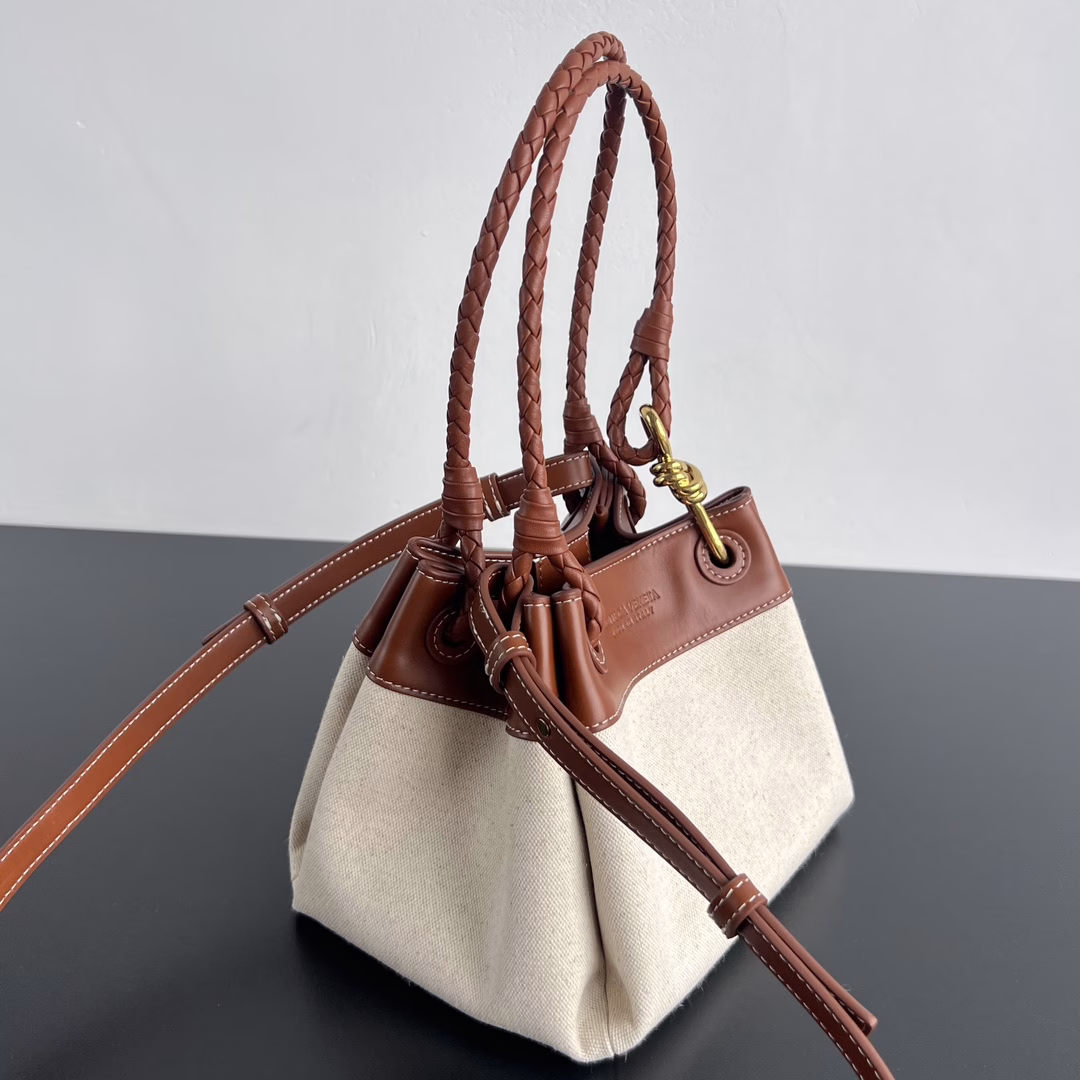 BV retro new parachute bag is here~ If you want a different retro and fashionable style, then you must take a look at this freshly-launched Parachute canvas and wood-colored leather parachute bag🪂 The combination of canvas and leather can neutralize the toughness of leather and has the durability and lightness of canvas☄️The braided shoulder strap is linked with the classic Kont metal buckle. The details show the ingenuity💯Can be carried by hand/can be worn crossbody/(with a detachable shoulder strap) Light, convenient and practical, casual and elegant