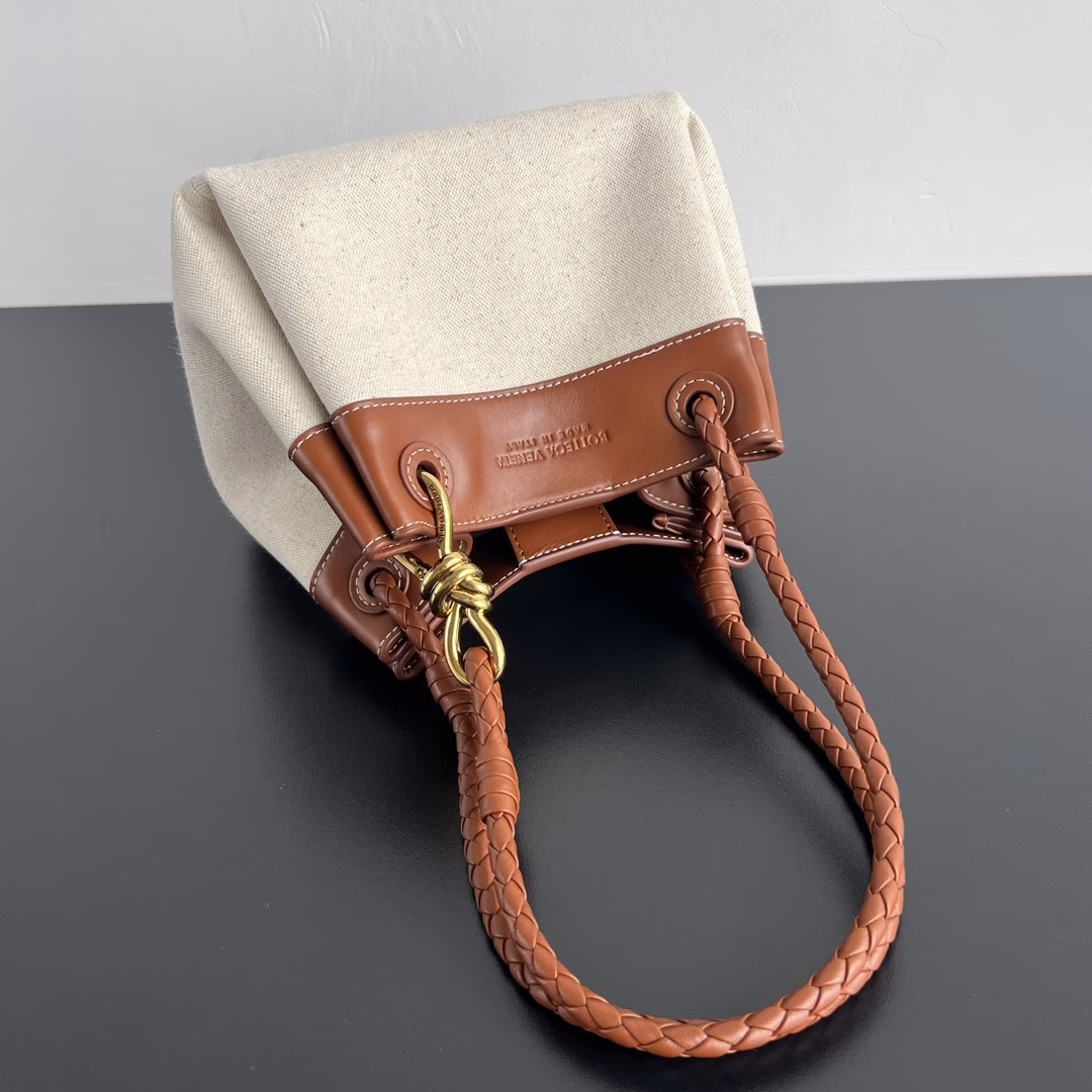 BV retro new parachute bag is here~ If you want a different retro and fashionable style, then you must take a look at this freshly-launched Parachute canvas and wood-colored leather parachute bag🪂 The combination of canvas and leather can neutralize the toughness of leather and has the durability and lightness of canvas☄️The braided shoulder strap is linked with the classic Kont metal buckle. The details show the ingenuity💯Can be carried by hand/can be worn crossbody/(with a detachable shoulder strap) Light, convenient and practical, casual and elegant