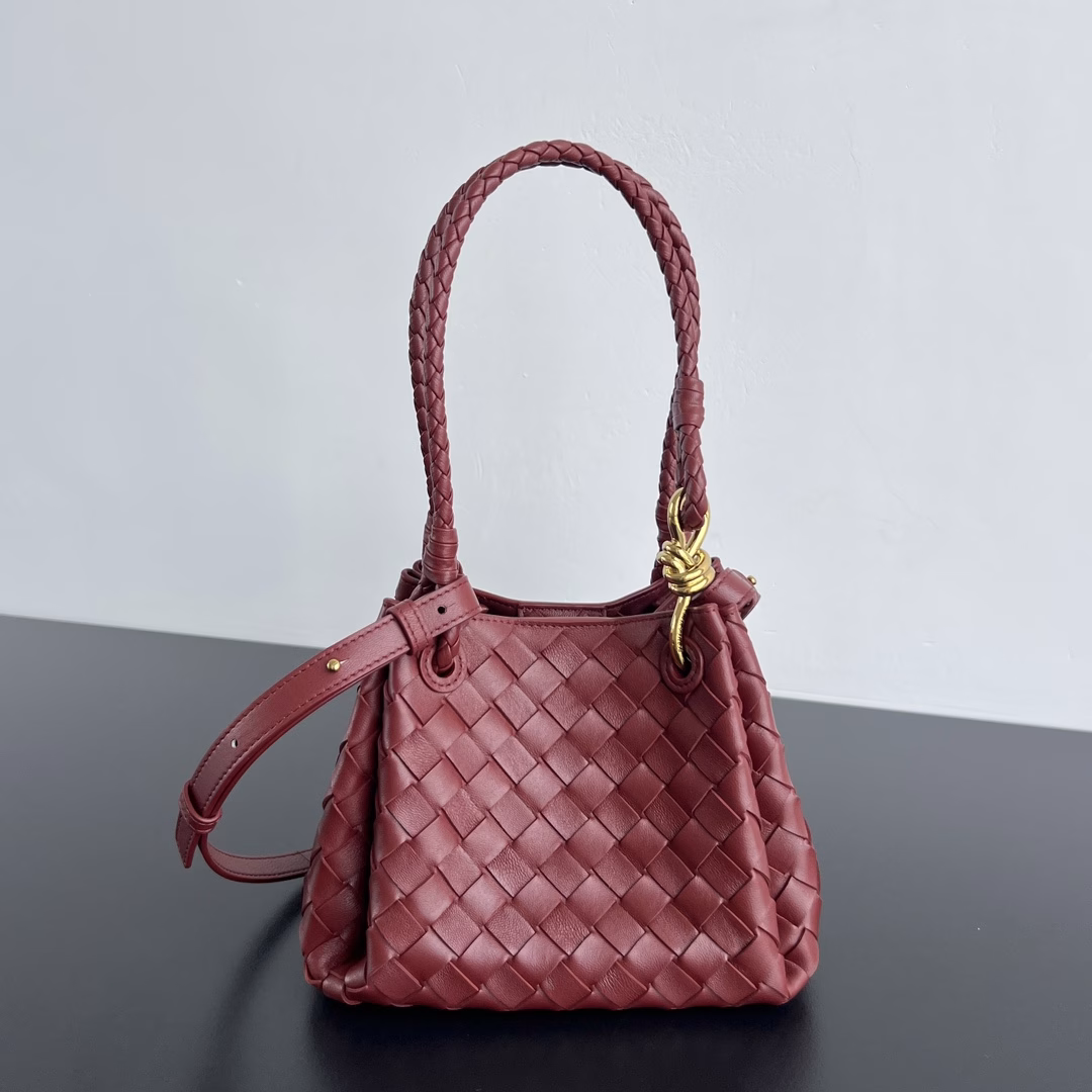 BV's new intrecciato woven leather shoulder bag with detachable diagonal shoulder strap. It comes with a mini bag inside. The exterior retains the unique design of BV weaving. The parachute bag is a bag that makes you fall in love with it even before you see it in person. The small golden knot embellishment is full of simple and high-end feeling. It meets your needs in different occasions