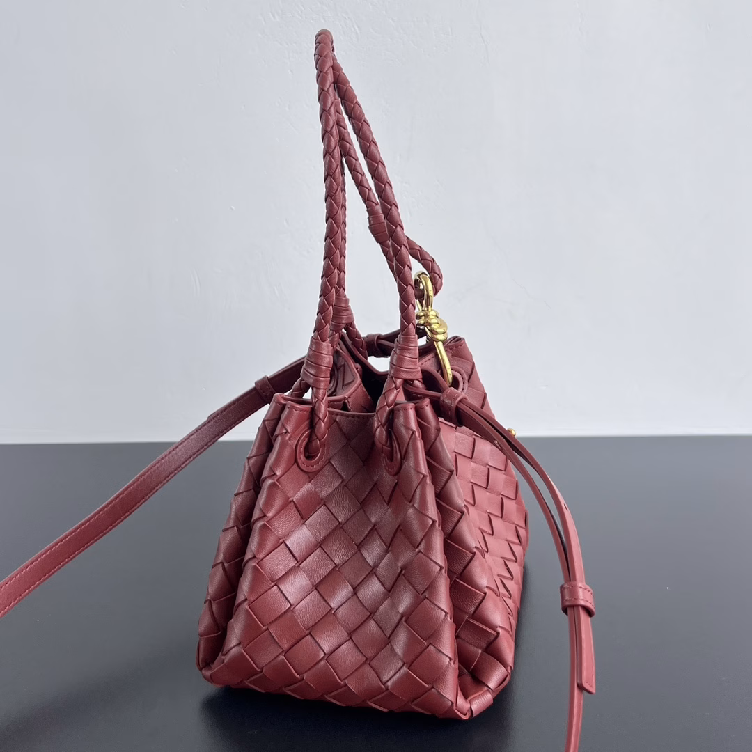 BV's new intrecciato woven leather shoulder bag with detachable diagonal shoulder strap. It comes with a mini bag inside. The exterior retains the unique design of BV weaving. The parachute bag is a bag that makes you fall in love with it even before you see it in person. The small golden knot embellishment is full of simple and high-end feeling. It meets your needs in different occasions