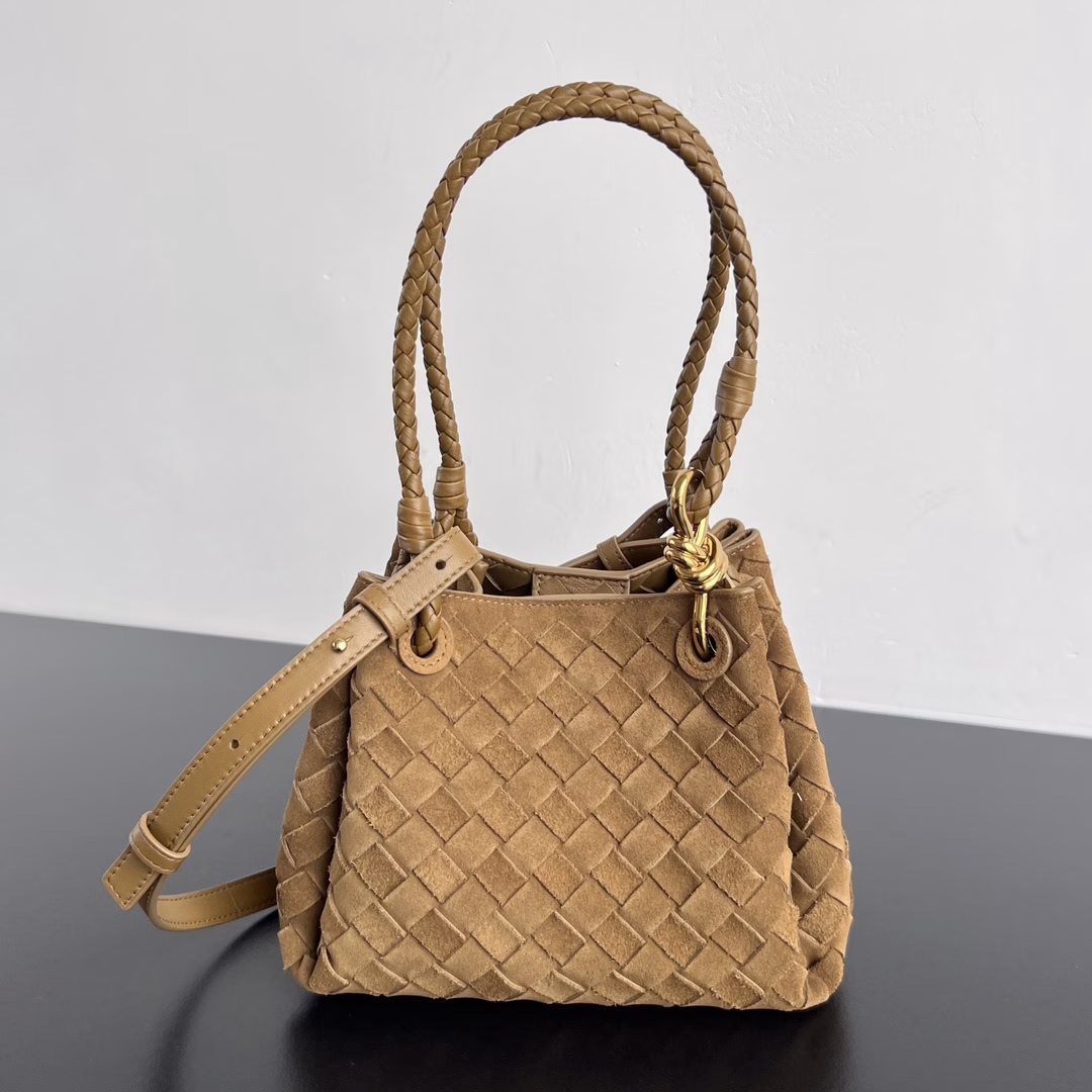 BV's new intrecciato woven leather shoulder bag with detachable diagonal shoulder strap. It comes with a mini bag inside. The exterior retains the unique design of BV weaving. The parachute bag is a bag that makes you fall in love with it even before you see it in person. The small golden knot embellishment is full of simple and high-end feeling. It meets your needs in different occasions