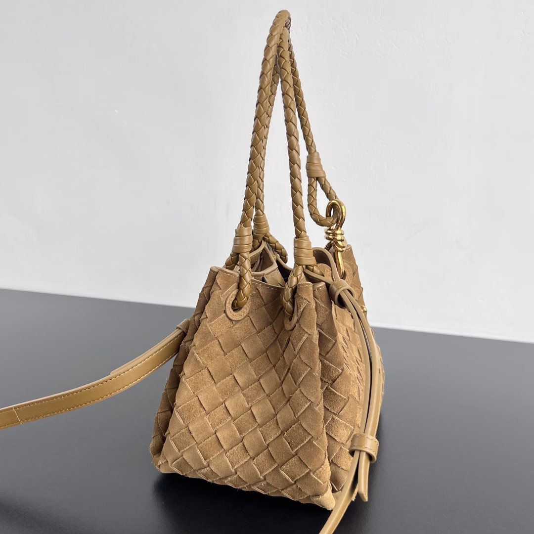 BV's new intrecciato woven leather shoulder bag with detachable diagonal shoulder strap. It comes with a mini bag inside. The exterior retains the unique design of BV weaving. The parachute bag is a bag that makes you fall in love with it even before you see it in person. The small golden knot embellishment is full of simple and high-end feeling. It meets your needs in different occasions