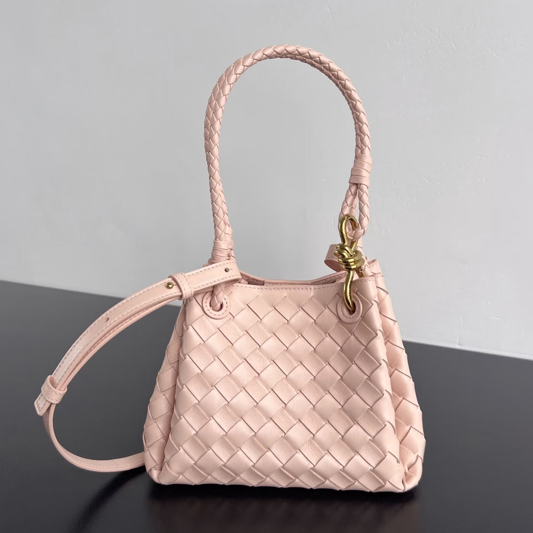 BV's new intrecciato woven leather shoulder bag 🪂 796571 with a detachable diagonal shoulder strap and a mini bag inside. The exterior retains the unique design of BV weaving. The parachute bag is a bag that makes you fall in love with it before you see it in person. The small golden knot embellishment is full of simple and high-end feeling, which meets your needs in different occasions