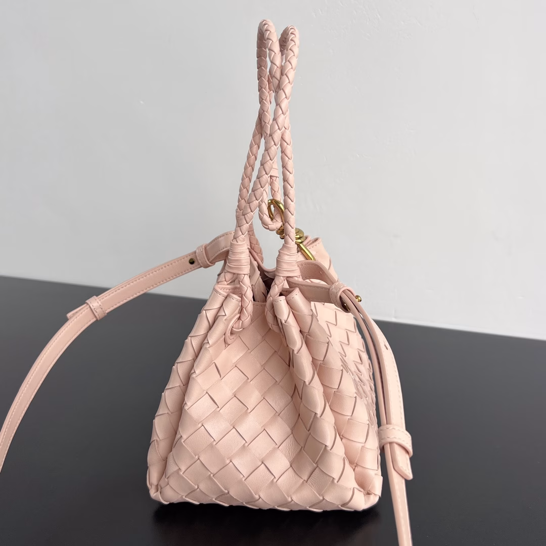 BV's new intrecciato woven leather shoulder bag with detachable diagonal shoulder strap. It comes with a mini bag inside. The exterior retains the unique design of BV weaving. The parachute bag is a bag that makes you fall in love with it even before you see it in person. The small golden knot embellishment is full of simple and high-end feeling. It meets your needs in different occasions