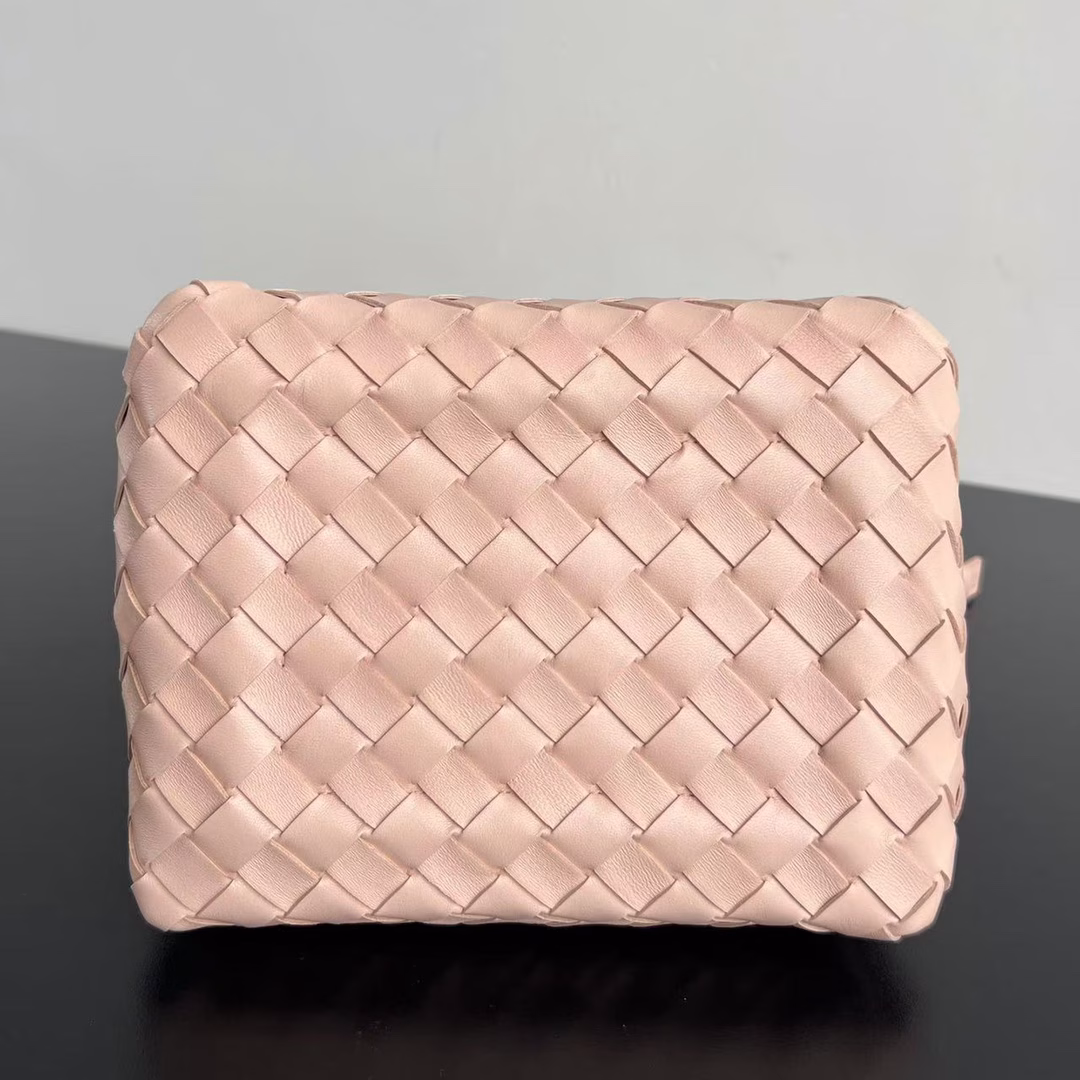 BV's new intrecciato woven leather shoulder bag 🪂 796571 with a detachable diagonal shoulder strap and a mini bag inside. The exterior retains the unique design of BV weaving. The parachute bag is a bag that makes you fall in love with it before you see it in person. The small golden knot embellishment is full of simple and high-end feeling, which meets your needs in different occasions