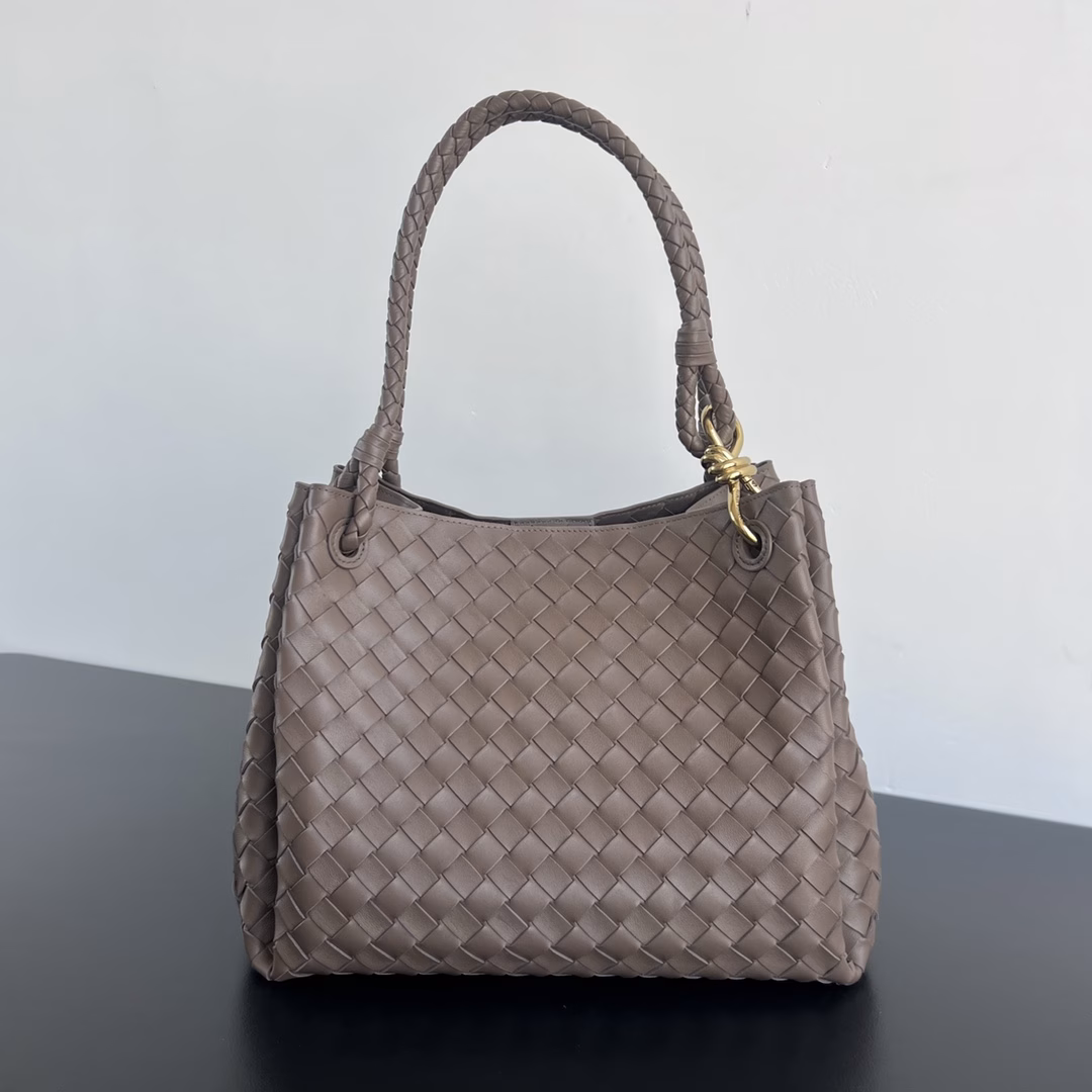 BV's new intrecciato woven leather shoulder bag 🪂 796571 with a detachable diagonal shoulder strap and a mini bag inside. The exterior retains the unique design of BV weaving. The parachute bag is a bag that makes you fall in love with it before you see it in person. The small golden knot embellishment is full of simple and high-end feeling, which meets your needs in different occasions