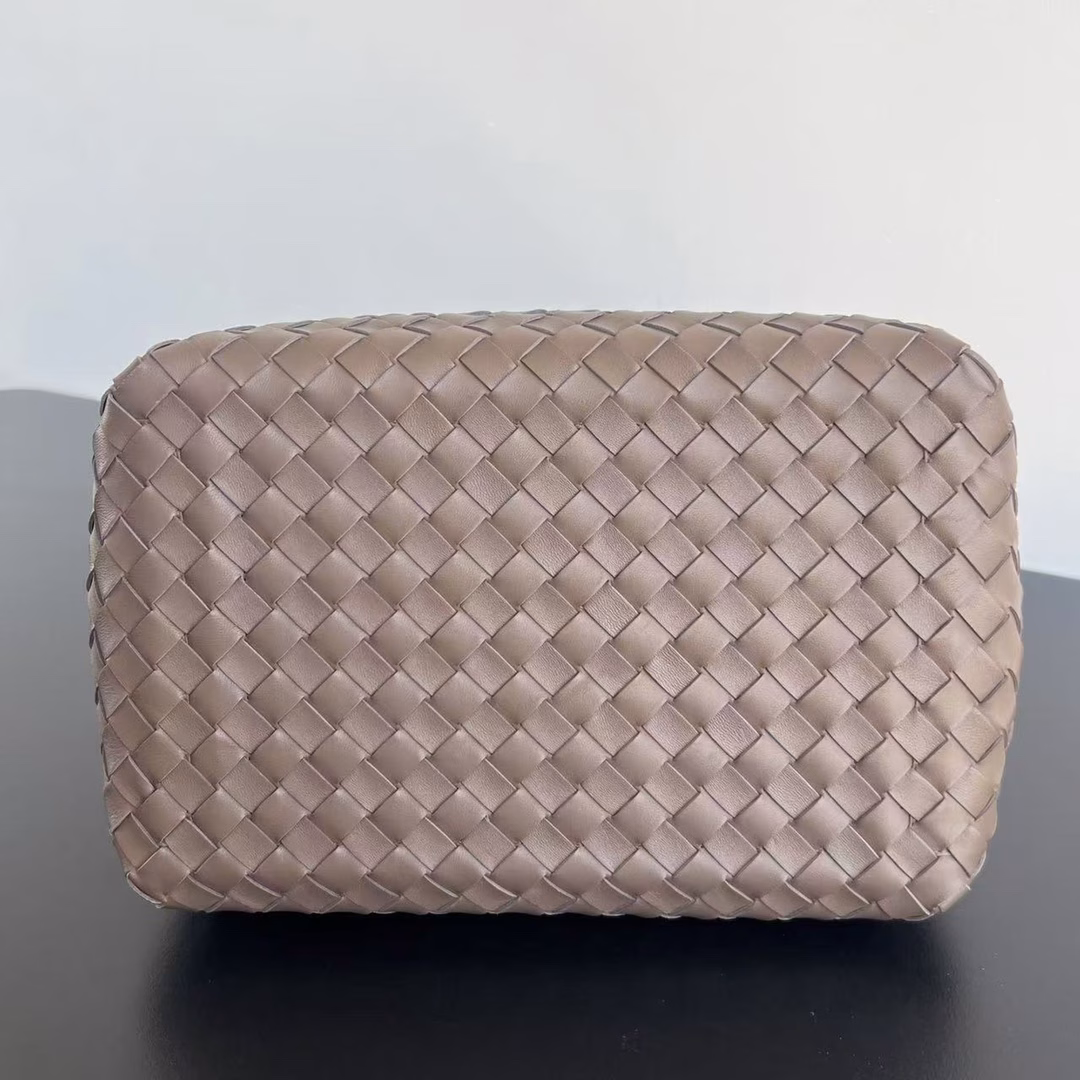 BV's new intrecciato woven leather shoulder bag 🪂 796571 with a detachable diagonal shoulder strap and a mini bag inside. The exterior retains the unique design of BV weaving. The parachute bag is a bag that makes you fall in love with it before you see it in person. The small golden knot embellishment is full of simple and high-end feeling, which meets your needs in different occasions