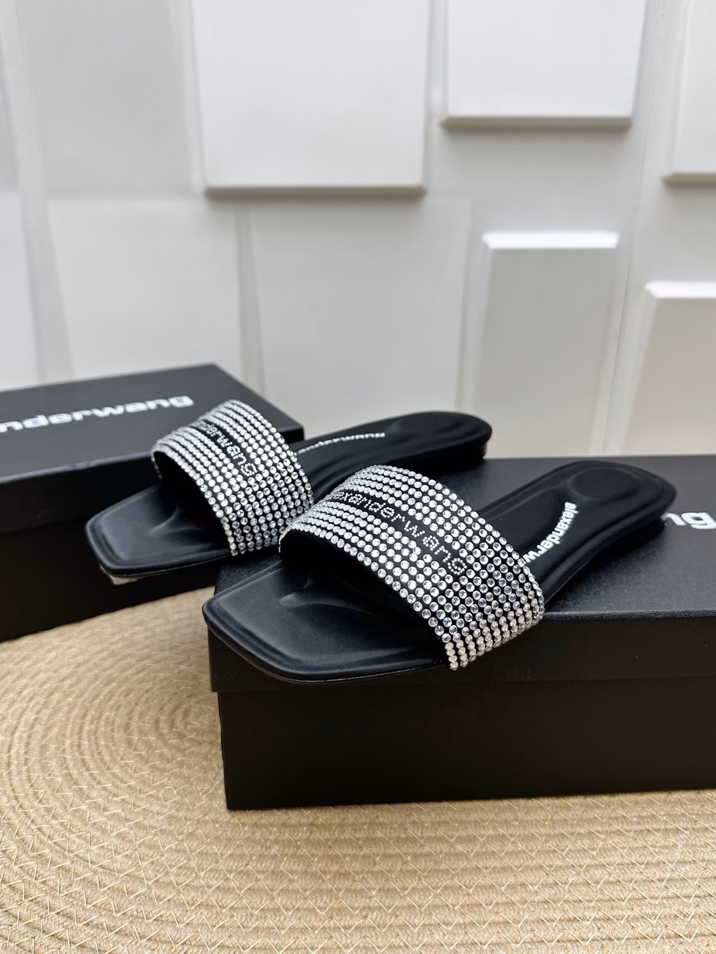 AIexanderWang's classic flat sandals with diamonds are the perfect choice for summer! They sparkle and make people fall in love with them at first sight. They are the standard for rich girls!Look at this diamond-covered upper, it's like a starry sky falling on the shoes. Whether it's from the front or the side, it's so beautiful. Its design is very delicate and fits the curve of the foot perfectly. When you put it on, you can feel the sexy and feminine charm in any photo. It's so beautiful.