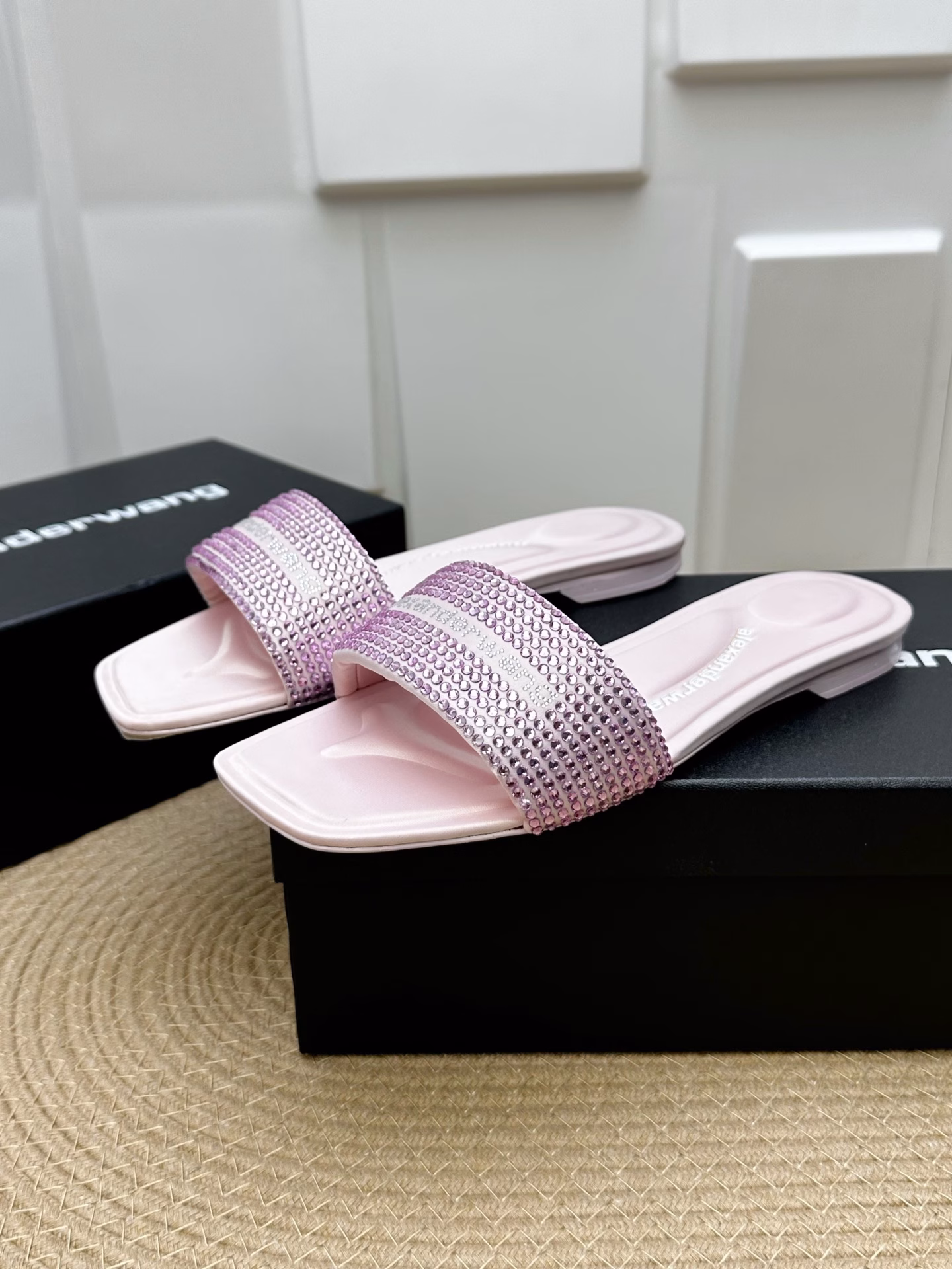 AIexanderWang's classic flat sandals with diamonds are the perfect choice for summer! They sparkle and make people fall in love with them at first sight. They are the standard for rich girls!Look at this diamond-covered upper, it's like a starry sky falling on the shoes. Whether it's from the front or the side, it's so beautiful. Its design is very delicate and fits the curve of the foot perfectly. When you put it on, you can feel the sexy and feminine charm in any photo. It's so beautiful.