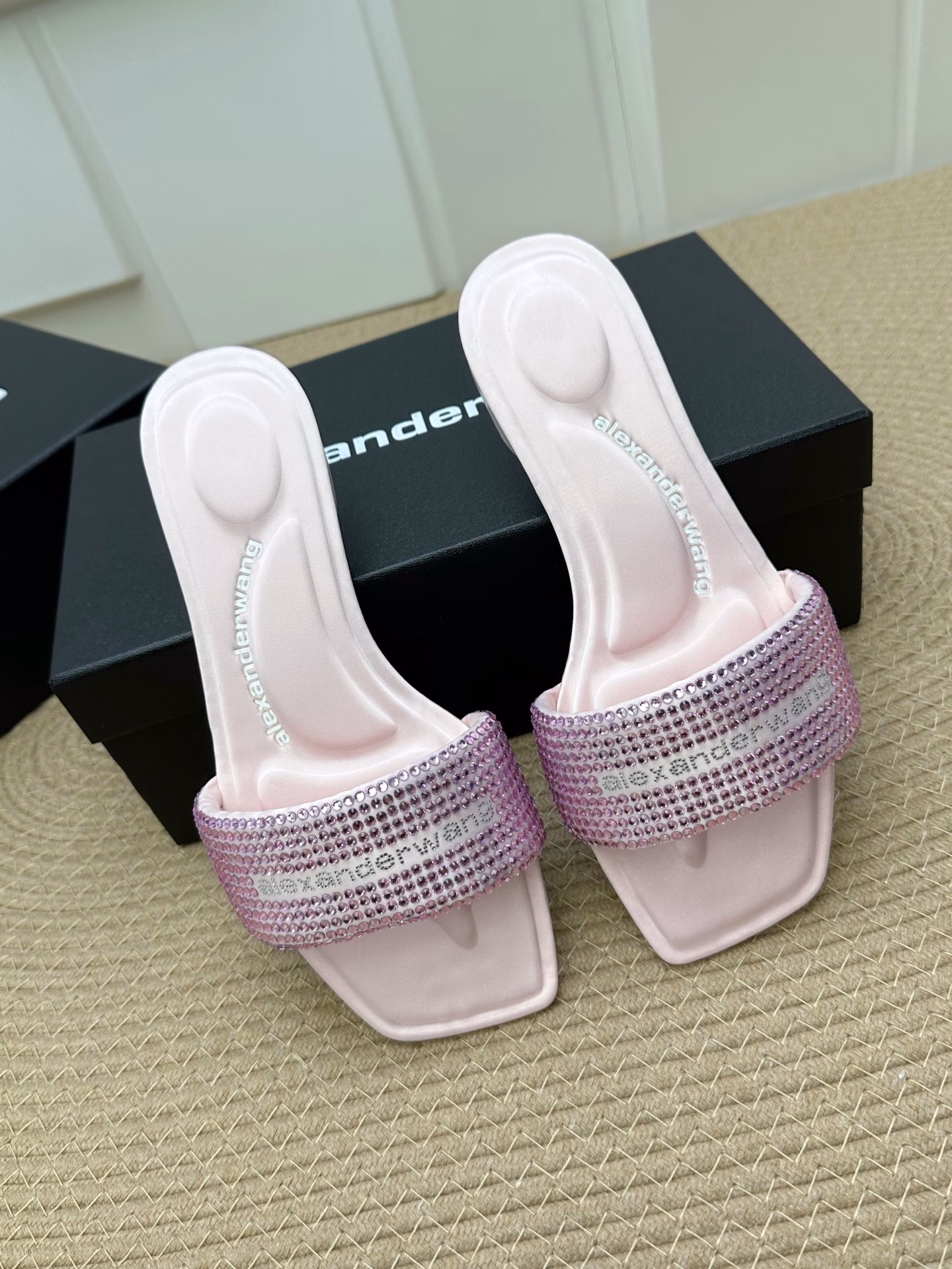 AIexanderWang's classic flat sandals with diamonds are the perfect choice for summer! They sparkle and make people fall in love with them at first sight. They are the standard for rich girls!Look at this diamond-covered upper, it's like a starry sky falling on the shoes. Whether it's from the front or the side, it's so beautiful. Its design is very delicate and fits the curve of the foot perfectly. When you put it on, you can feel the sexy and feminine charm in any photo. It's so beautiful.