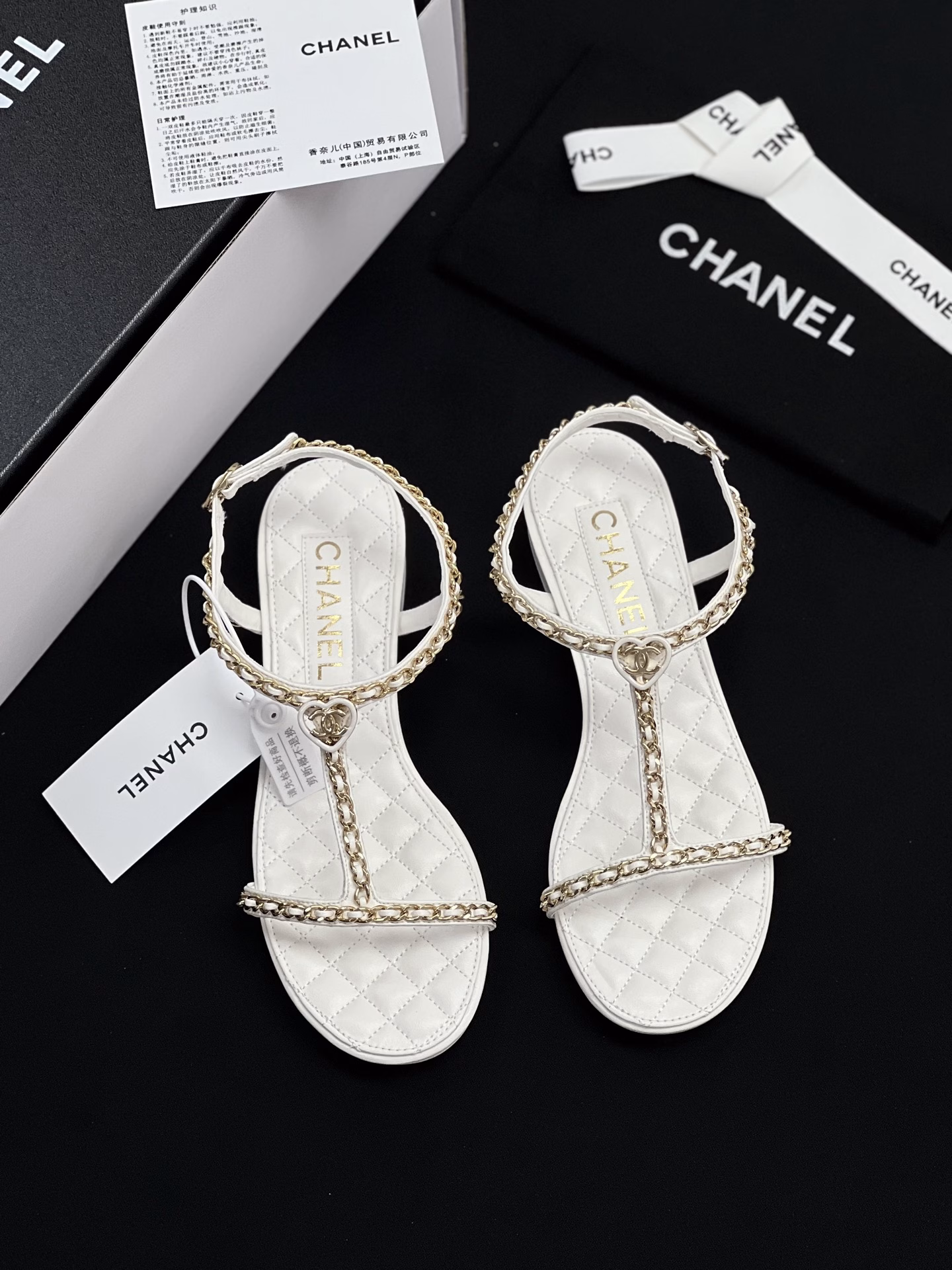 Flat-soled Chanel show-style double C metal chain sandalsChanel 2025ss spring and summer latest fashion show, chain decoration elements. Light luxury without tiring feet, can be worn with spring and summer clothing at will, more highlighting the texture and taste, simple and luxurious appearance. Pair it with a simple white dress, and you will be a fairy who is not worldly; paired with casual shorts, it can interpret the casual French style. No matter what style, it can be perfectly integrated and become the finishing touch of the shape.