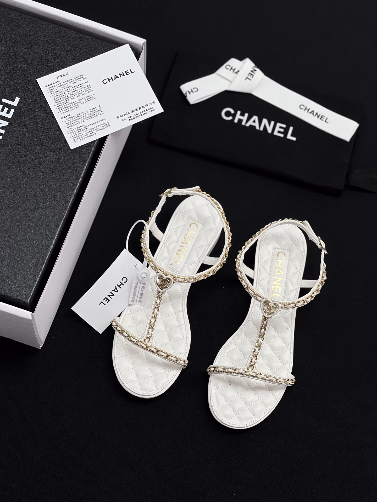 Flat-soled Chanel show-style double C metal chain sandalsChanel 2025ss spring and summer latest fashion show, chain decoration elements. Light luxury without tiring feet, can be worn with spring and summer clothing at will, more highlighting the texture and taste, simple and luxurious appearance. Pair it with a simple white dress, and you will be a fairy who is not worldly; paired with casual shorts, it can interpret the casual French style. No matter what style, it can be perfectly integrated and become the finishing touch of the shape.