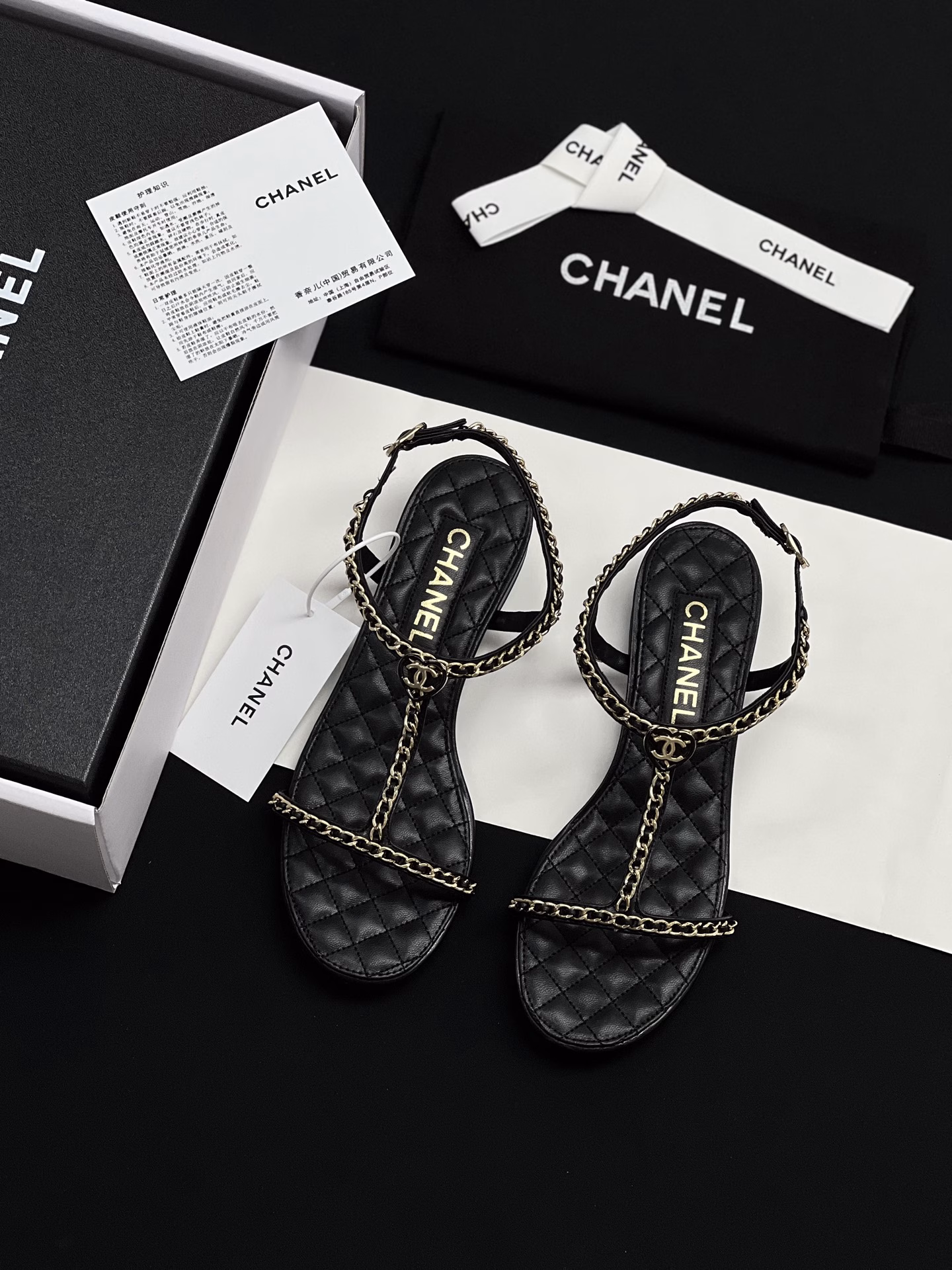 Flat-soled Chanel show-style double C metal chain sandalsChanel 2025ss spring and summer latest fashion show, chain decoration elements. Light luxury without tiring feet, can be worn with spring and summer clothing at will, more highlighting the texture and taste, simple and luxurious appearance. Pair it with a simple white dress, and you will be a fairy who is not worldly; paired with casual shorts, it can interpret the casual French style. No matter what style, it can be perfectly integrated and become the finishing touch of the shape.
