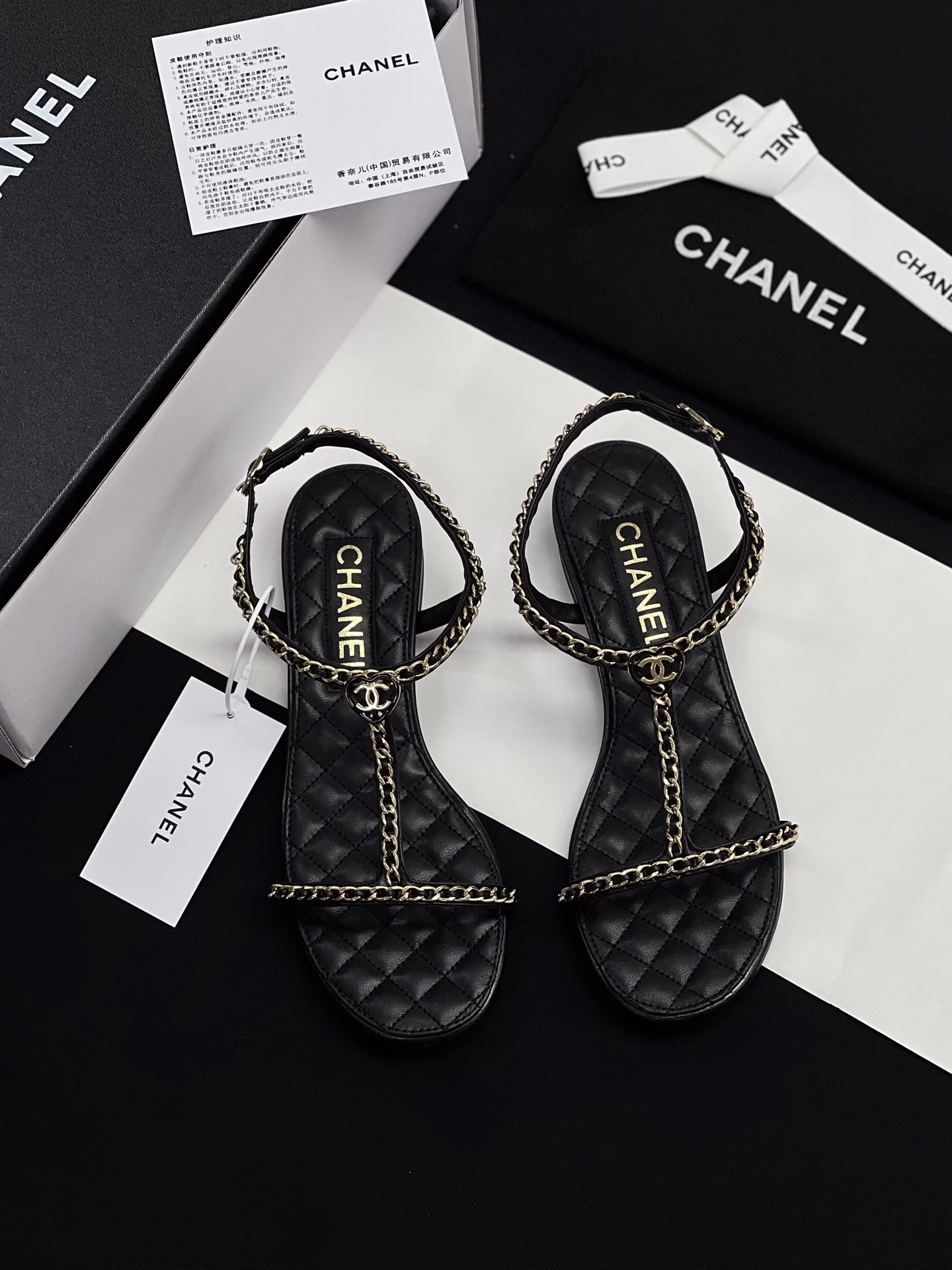 Flat-soled Chanel show-style double C metal chain sandalsChanel 2025ss spring and summer latest fashion show, chain decoration elements. Light luxury without tiring feet, can be worn with spring and summer clothing at will, more highlighting the texture and taste, simple and luxurious appearance. Pair it with a simple white dress, and you will be a fairy who is not worldly; paired with casual shorts, it can interpret the casual French style. No matter what style, it can be perfectly integrated and become the finishing touch of the shape.