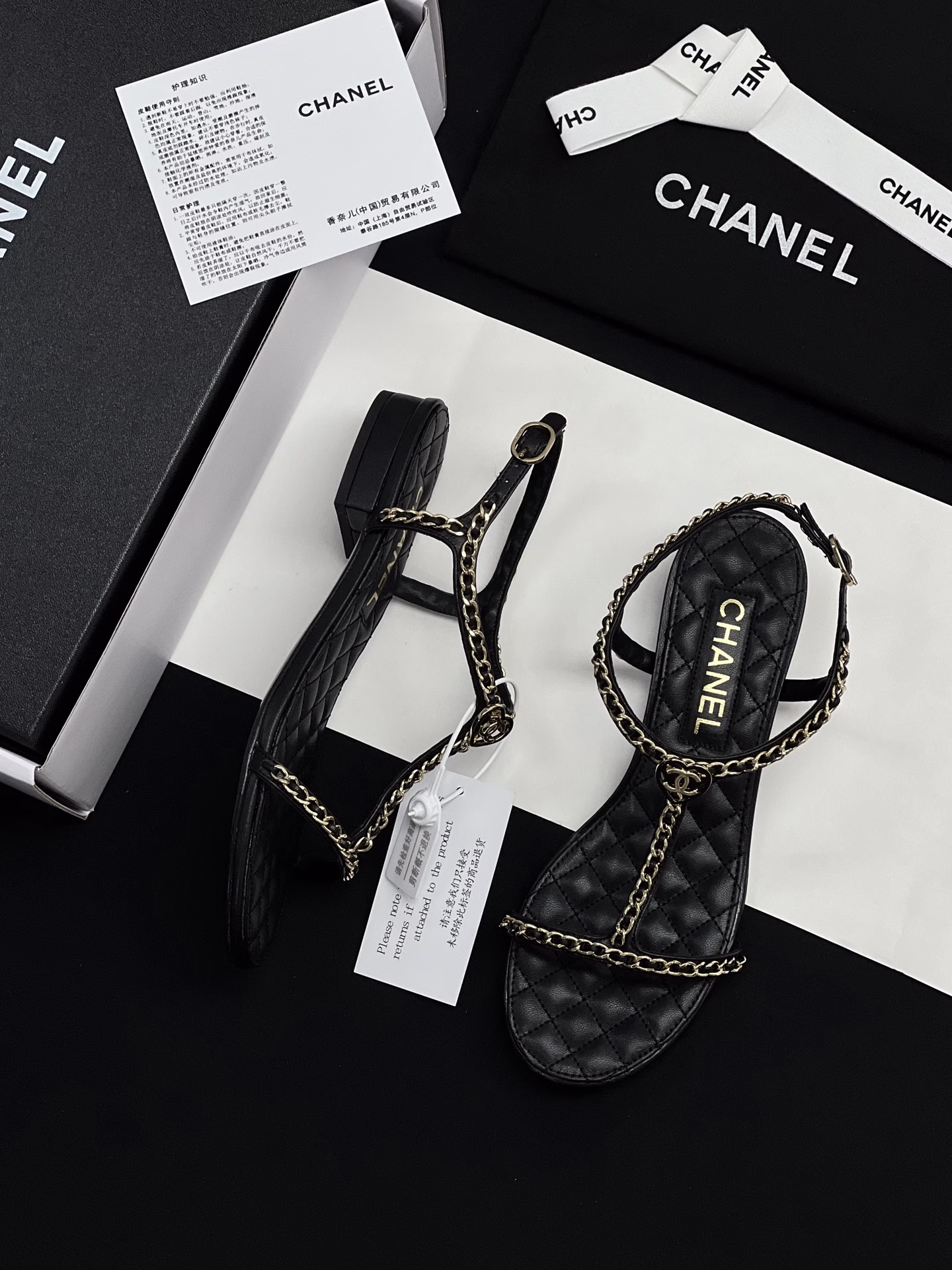 Flat-soled Chanel show-style double C metal chain sandalsChanel 2025ss spring and summer latest fashion show, chain decoration elements. Light luxury without tiring feet, can be worn with spring and summer clothing at will, more highlighting the texture and taste, simple and luxurious appearance. Pair it with a simple white dress, and you will be a fairy who is not worldly; paired with casual shorts, it can interpret the casual French style. No matter what style, it can be perfectly integrated and become the finishing touch of the shape.