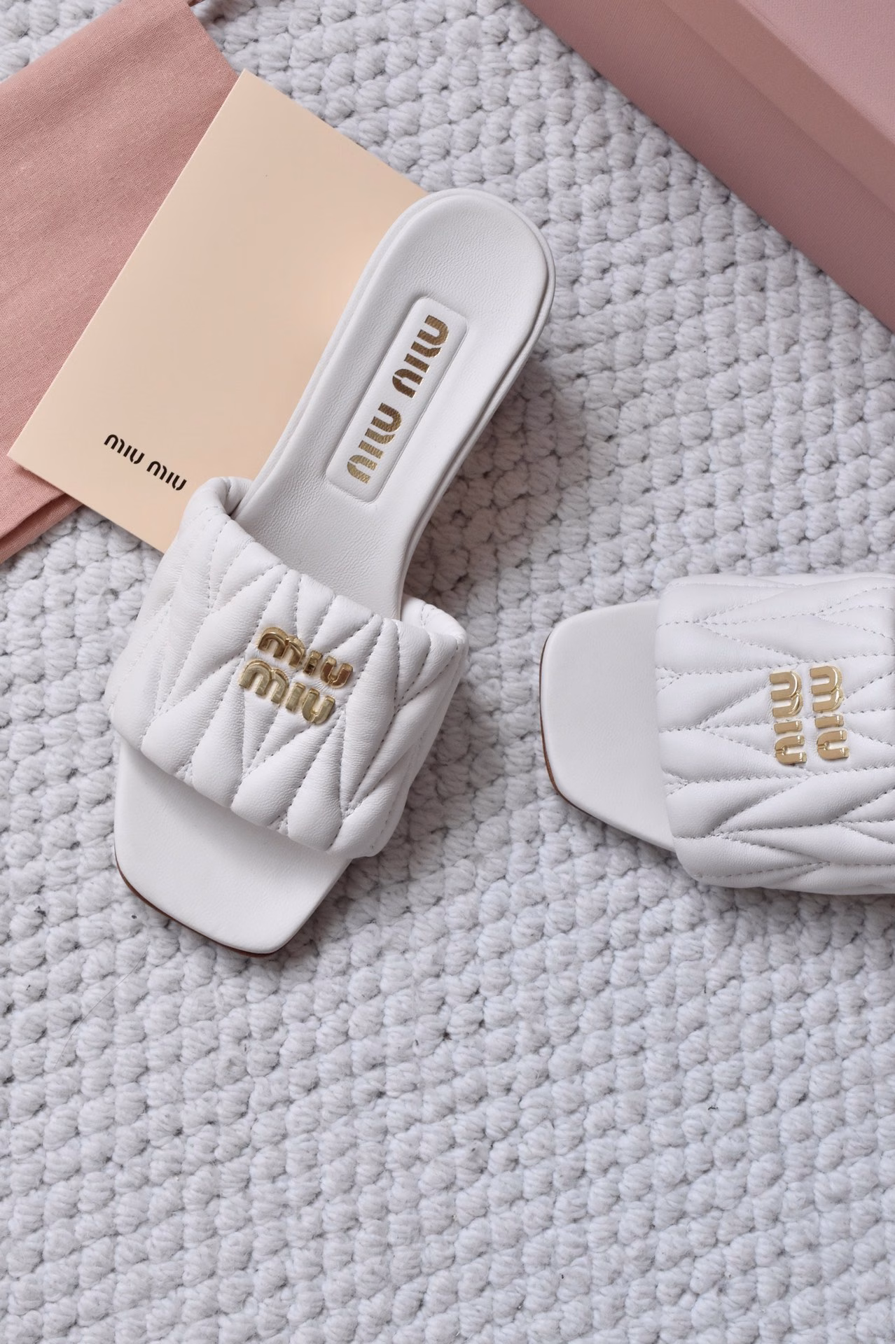 Miumiu Miu 25ss new spring and summer high-heeled lambskin sandalsZp development, original disassembly, matching embroidered hand-scratched lambskin, beats the ordinary version on the market, miumiu is really too girly! Lambskin is super soft and super comfortable