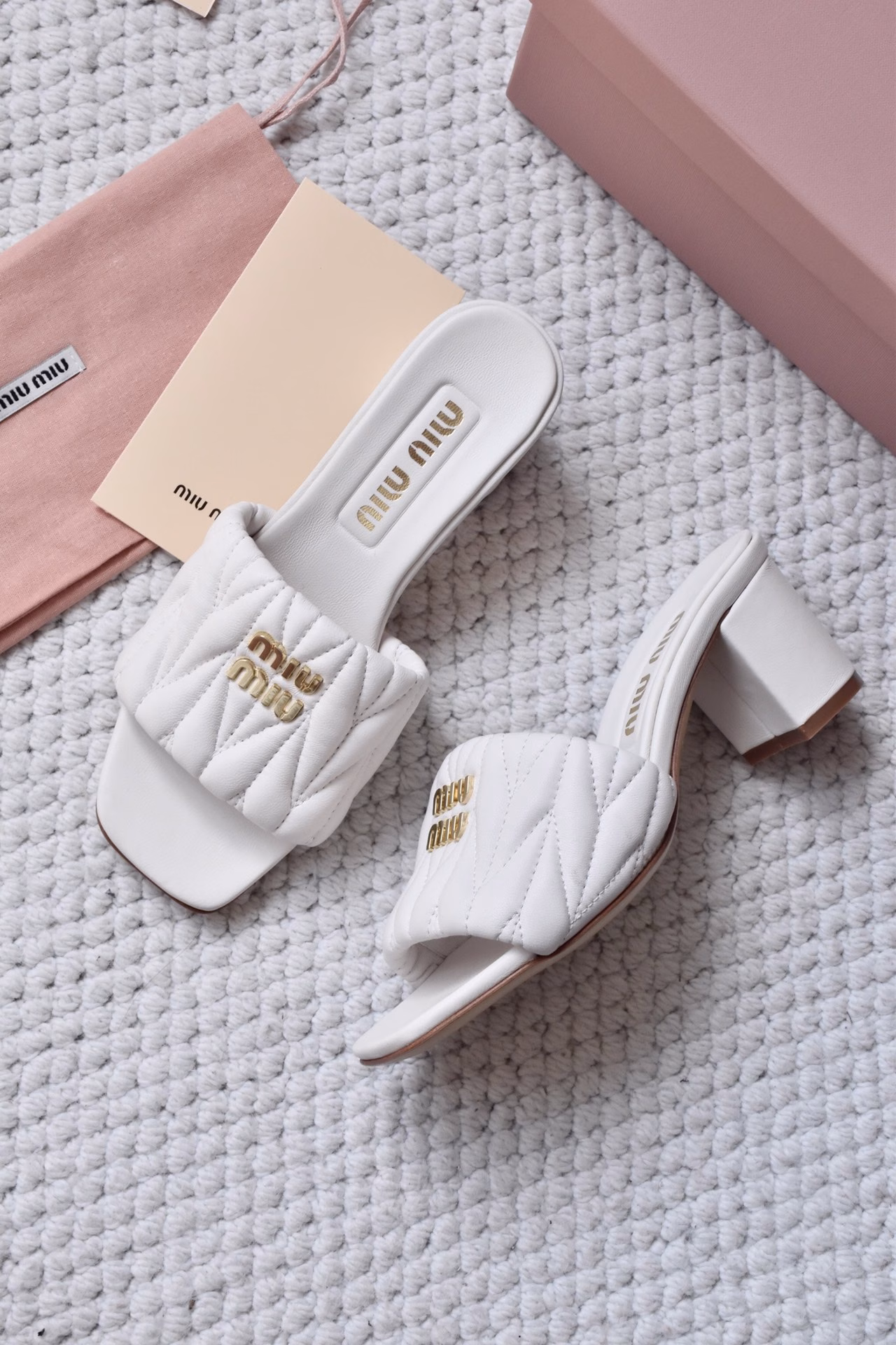 Miumiu Miu 25ss new spring and summer high-heeled lambskin sandalsZp development, original disassembly, matching embroidered hand-scratched lambskin, beats the ordinary version on the market, miumiu is really too girly! Lambskin is super soft and super comfortable