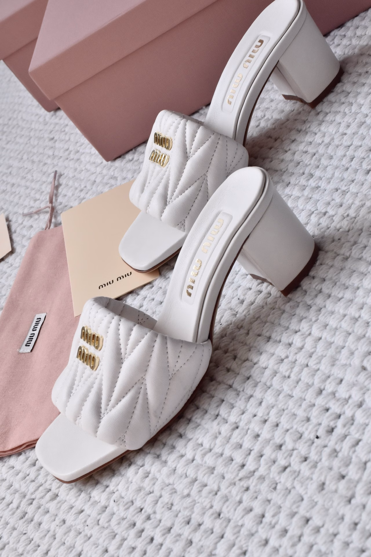 Miumiu Miu 25ss new spring and summer high-heeled lambskin sandalsZp development, original disassembly, matching embroidered hand-scratched lambskin, beats the ordinary version on the market, miumiu is really too girly! Lambskin is super soft and super comfortable