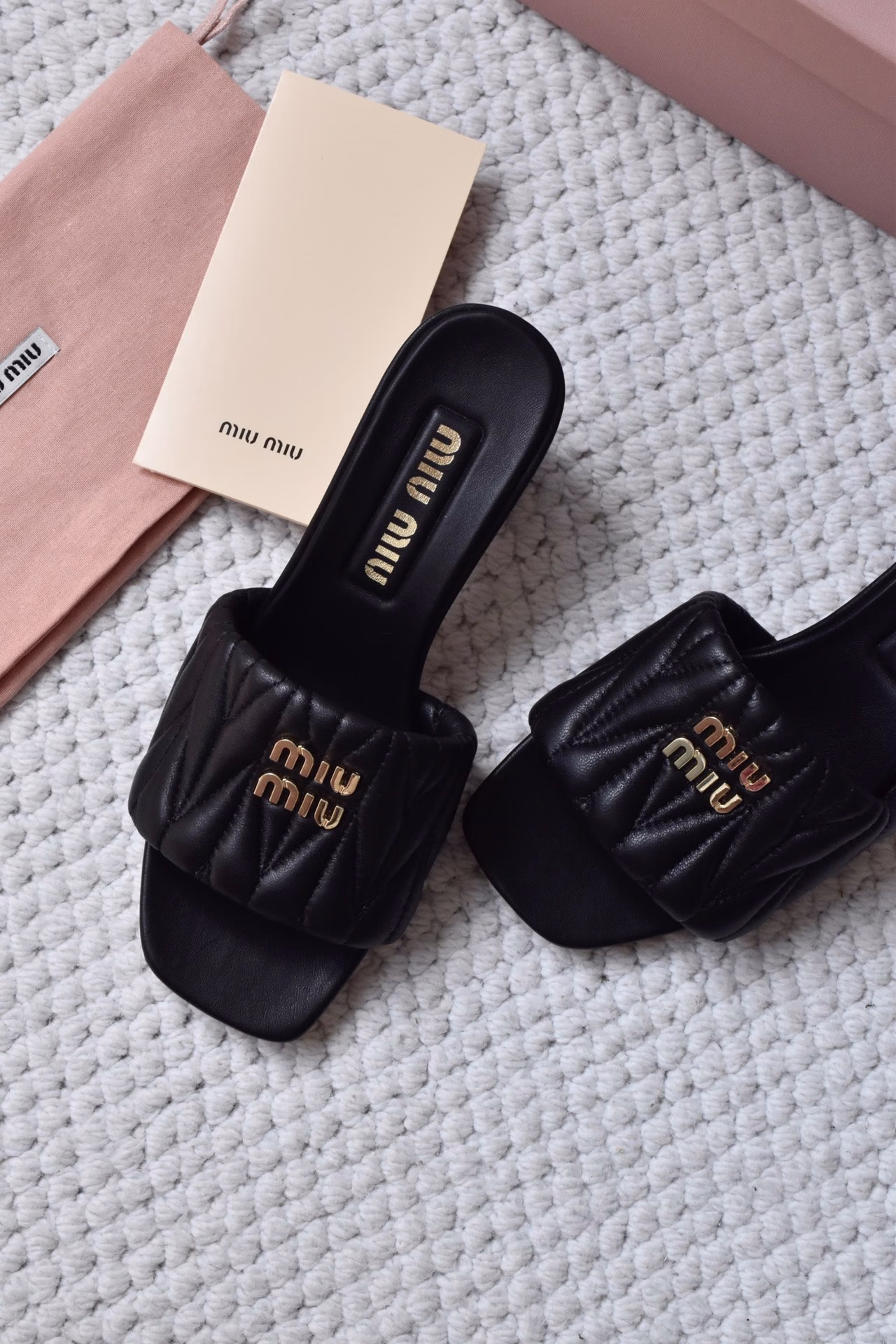 Miumiu Miu 25ss new spring and summer high-heeled lambskin sandalsZp development, original disassembly, matching embroidered hand-scratched lambskin, beats the ordinary version on the market, miumiu is really too girly! Lambskin is super soft and super comfortable