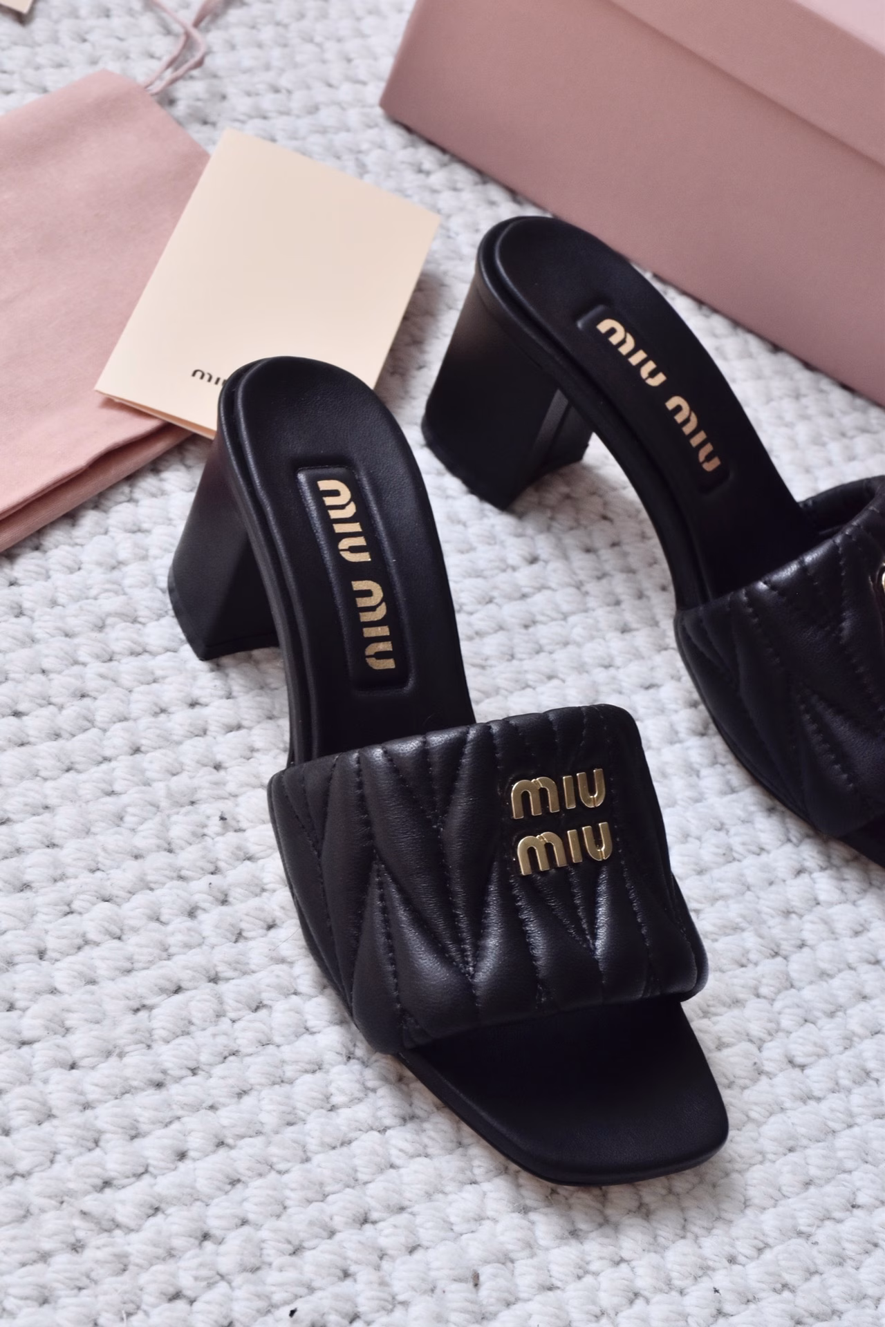 Miumiu Miu 25ss new spring and summer high-heeled lambskin sandalsZp development, original disassembly, matching embroidered hand-scratched lambskin, beats the ordinary version on the market, miumiu is really too girly! Lambskin is super soft and super comfortable