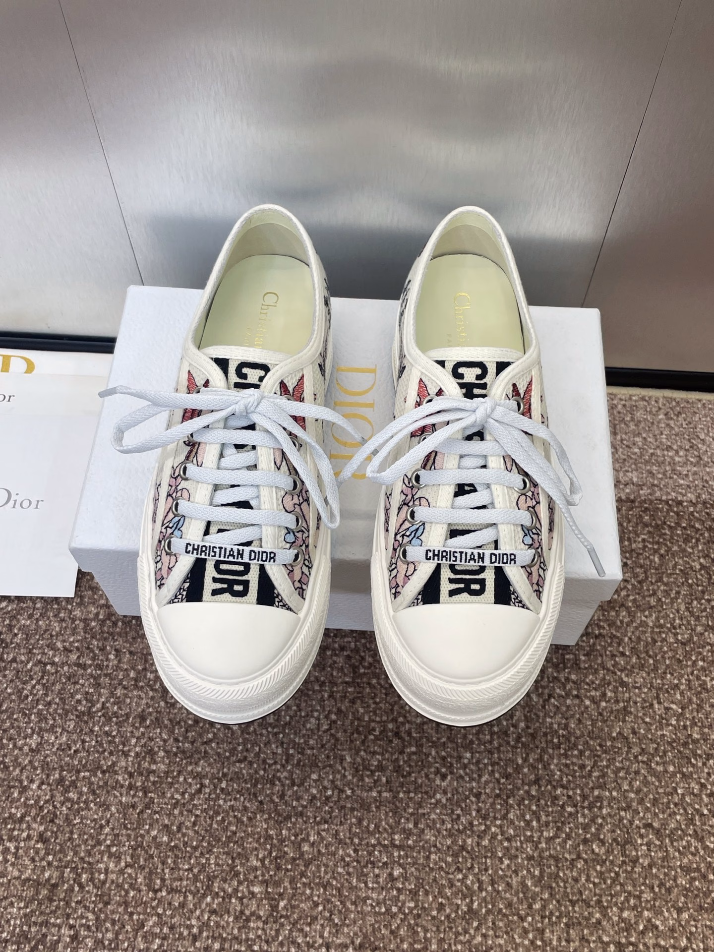 Dior 2025 early spring latest couple thick-soled strap low-top casual shoes Walk’n Dior Oblique dark flower letter logo jacquard embroidery pattern color matching canvas sports white shoes The highest version on the marketMaterial: original imported environmentally friendly embroidered upper + water-dyed sheepskin lining + high-elastic logo foam sticker cowhide foot pad + original mold TPU outsole