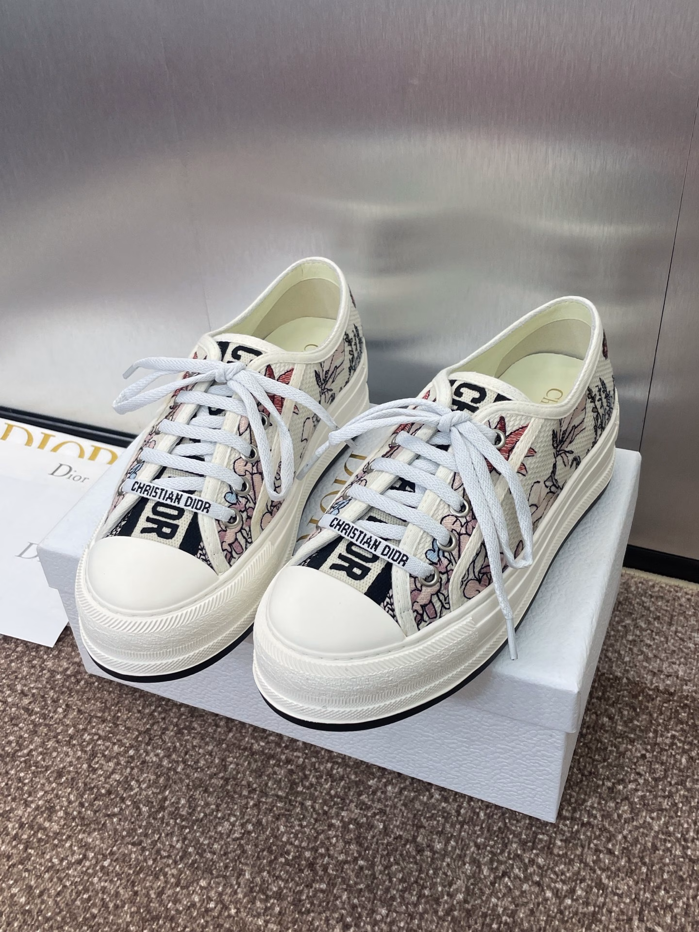 Dior 2025 early spring latest couple thick-soled strap low-top casual shoes Walk’n Dior Oblique dark flower letter logo jacquard embroidery pattern color matching canvas sports white shoes The highest version on the marketMaterial: original imported environmentally friendly embroidered upper + water-dyed sheepskin lining + high-elastic logo foam sticker cowhide foot pad + original mold TPU outsole