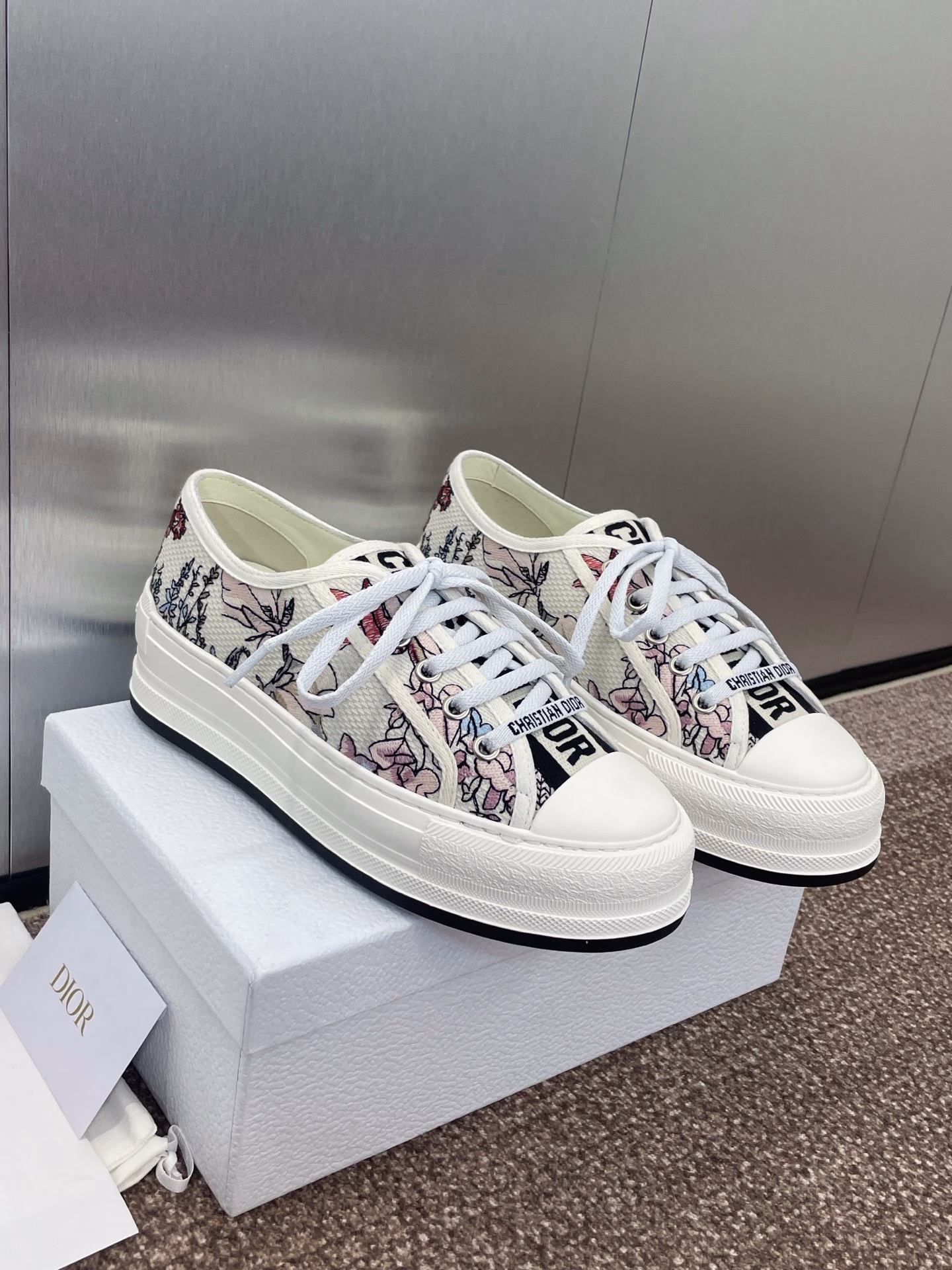 Dior 2025 early spring latest couple thick-soled strap low-top casual shoes Walk’n Dior Oblique dark flower letter logo jacquard embroidery pattern color matching canvas sports white shoes The highest version on the marketMaterial: original imported environmentally friendly embroidered upper + water-dyed sheepskin lining + high-elastic logo foam sticker cowhide foot pad + original mold TPU outsole