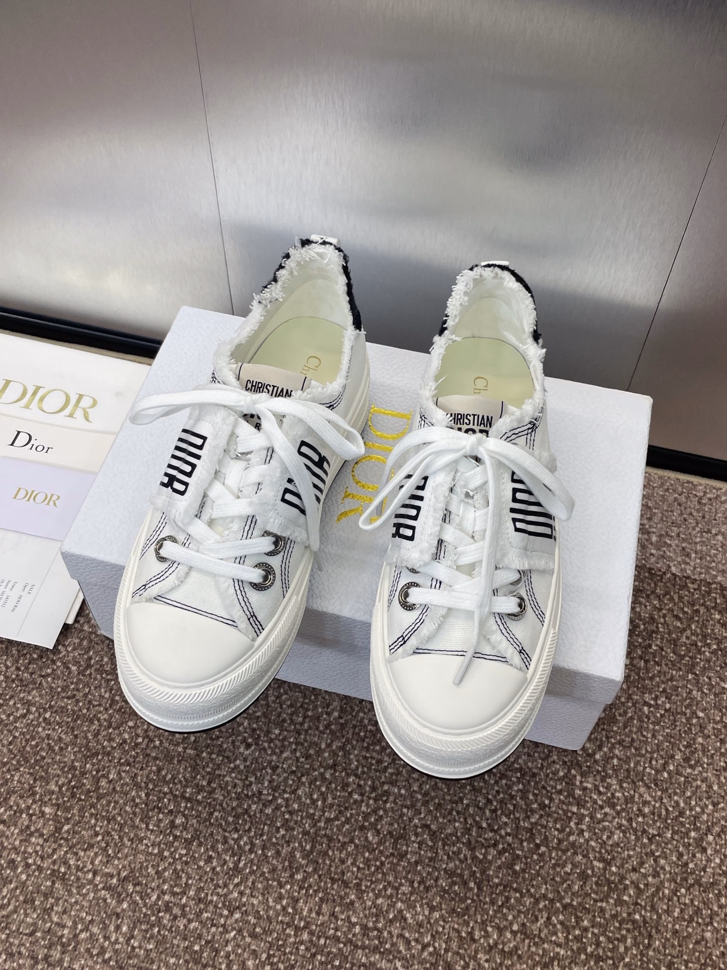 Dior 2025 early spring latest couple thick-soled strap low-top casual shoes Walk’n Dior Oblique dark flower letter logo jacquard embroidery pattern color matching canvas sports white shoes The highest version on the marketMaterial: original imported environmentally friendly embroidered upper + water-dyed sheepskin lining + high-elastic logo foam sticker cowhide foot pad + original mold TPU outsole