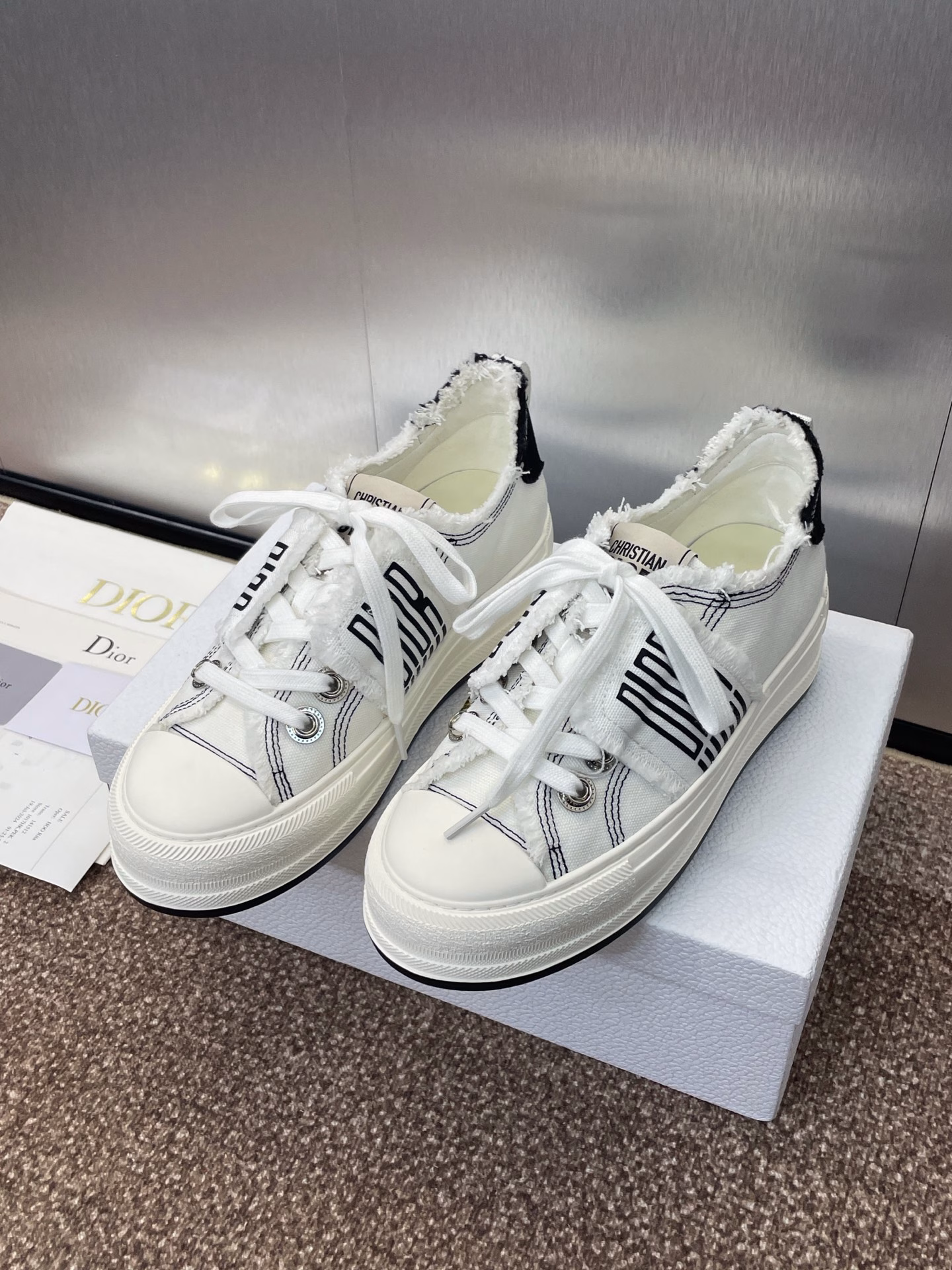 Dior 2025 early spring latest couple thick-soled strap low-top casual shoes Walk’n Dior Oblique dark flower letter logo jacquard embroidery pattern color matching canvas sports white shoes The highest version on the marketMaterial: original imported environmentally friendly embroidered upper + water-dyed sheepskin lining + high-elastic logo foam sticker cowhide foot pad + original mold TPU outsole
