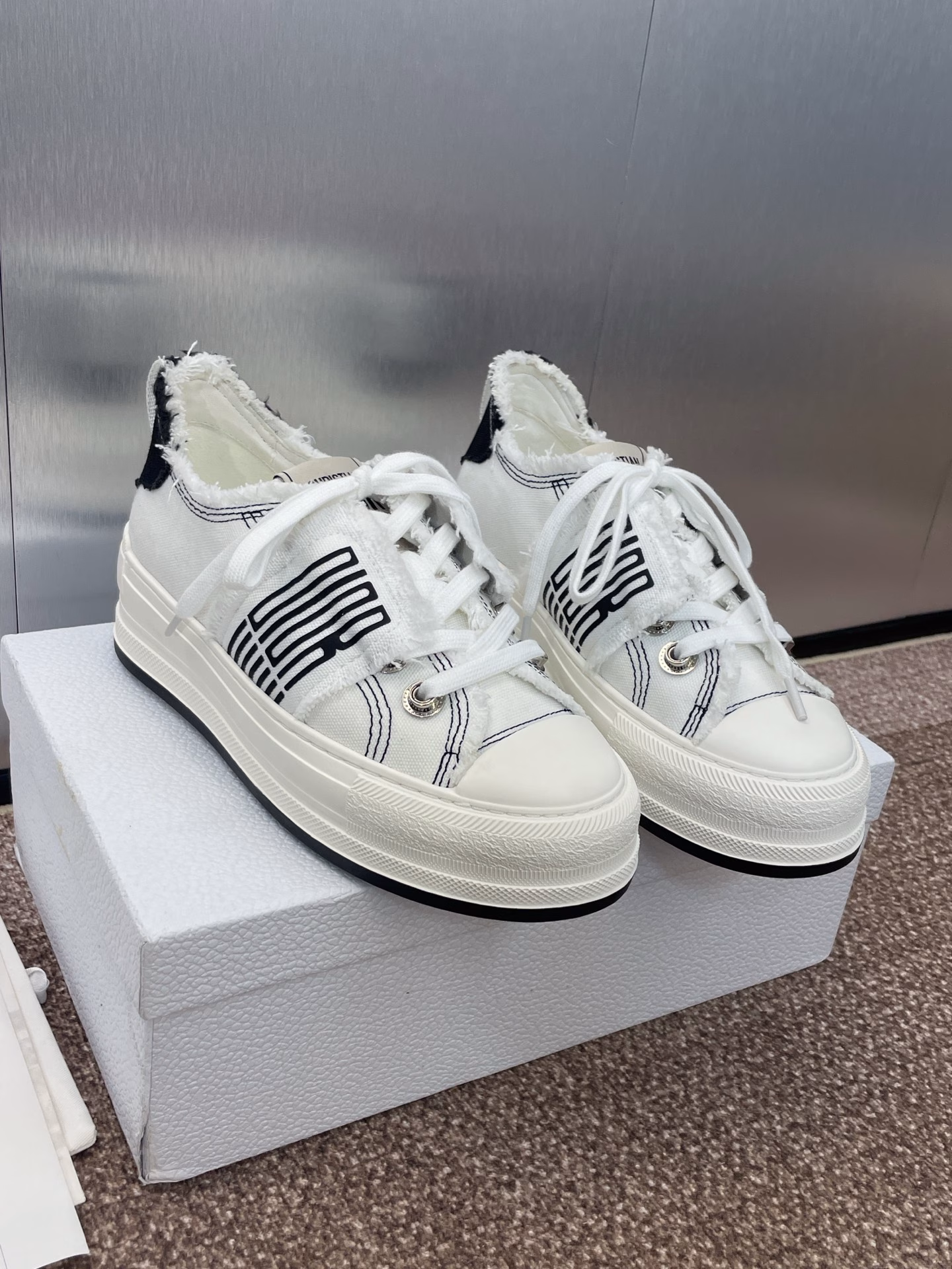 Dior 2025 early spring latest couple thick-soled strap low-top casual shoes Walk’n Dior Oblique dark flower letter logo jacquard embroidery pattern color matching canvas sports white shoes The highest version on the marketMaterial: original imported environmentally friendly embroidered upper + water-dyed sheepskin lining + high-elastic logo foam sticker cowhide foot pad + original mold TPU outsole
