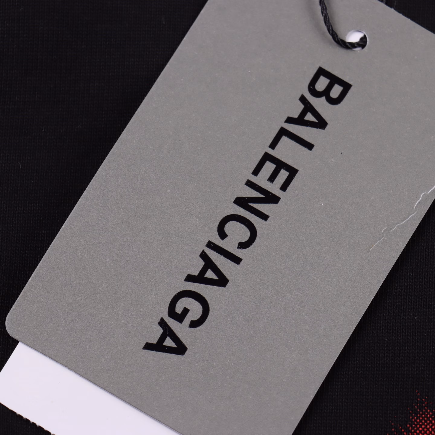 Balenciaga 24ss Valentine's Day series heart-printed short-sleeved T-shirtValentine's Day series short-sleeved T-shirt, pure cotton soft fabric, color-matching fixed-dye fabric, high-level printing technology, with thread embroidery, simple and elegant, using imported water slurry material. The working principle of water slurry printing is similar to dyeing. Loose sleeves make the upper body look loose and casual, with three complete labels, the same style for men and women
