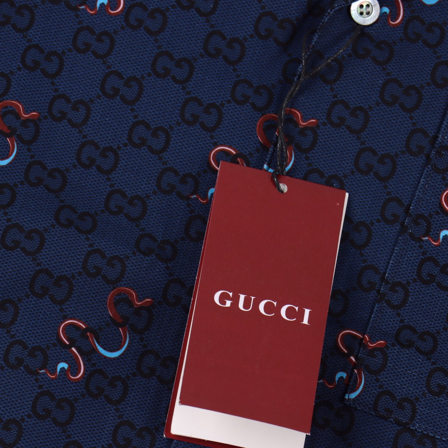 Gucci Snake Year Limited Edition Snake Print Shirt Short SleevesThe snake pattern is ingeniously presented with printed or embroidered details, complementing the brand logo and adding color to many men's ready-to-wear items in the 2025 early spring series. On this cotton plaid shirt, the image is paired with the GG pattern as part of the all-over print.
