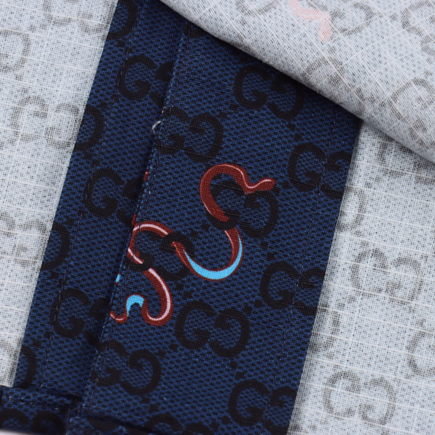 Gucci Snake Year Limited Edition Snake Print Shirt Short SleevesThe snake pattern is ingeniously presented with printed or embroidered details, complementing the brand logo and adding color to many men's ready-to-wear items in the 2025 early spring series. On this cotton plaid shirt, the image is paired with the GG pattern as part of the all-over print.