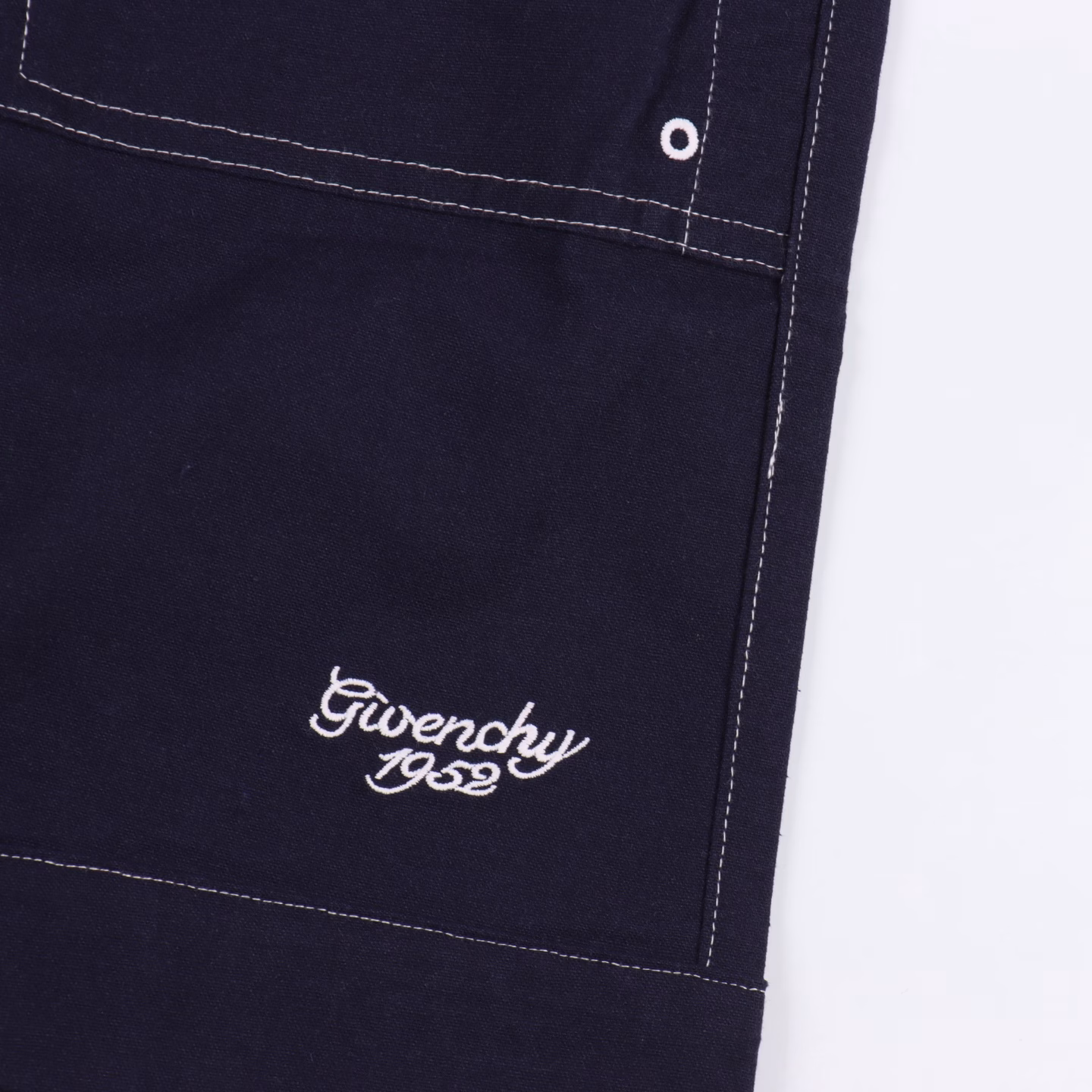 Givenchy denim linen embroidered shortsProcess description: Custom linen, breathable fabric, breathable and refreshing, comfortable and close to the skin, using imported machine embroidery technology, using advanced computer control systems and precision mechanical parts, achieving accurate and efficient embroidery operations, high precision, smooth and delicate lines, small template machine (circular drawing machine) positioning sewing, sewing according to the original path, smooth and neat stitches, same style for men and women