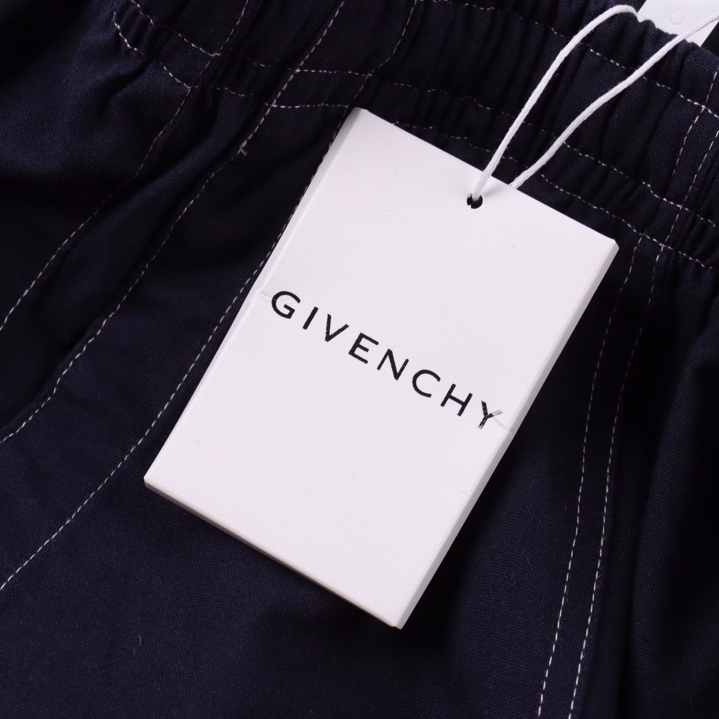 Givenchy denim linen embroidered shortsProcess description: Custom linen, breathable fabric, breathable and refreshing, comfortable and close to the skin, using imported machine embroidery technology, using advanced computer control systems and precision mechanical parts, achieving accurate and efficient embroidery operations, high precision, smooth and delicate lines, small template machine (circular drawing machine) positioning sewing, sewing according to the original path, smooth and neat stitches, same style for men and women