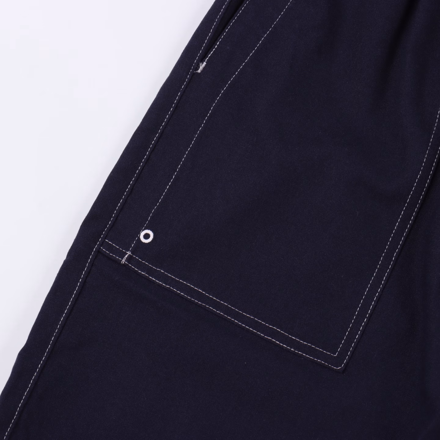 Givenchy denim linen embroidered shortsProcess description: Custom linen, breathable fabric, breathable and refreshing, comfortable and close to the skin, using imported machine embroidery technology, using advanced computer control systems and precision mechanical parts, achieving accurate and efficient embroidery operations, high precision, smooth and delicate lines, small template machine (circular drawing machine) positioning sewing, sewing according to the original path, smooth and neat stitches, same style for men and women