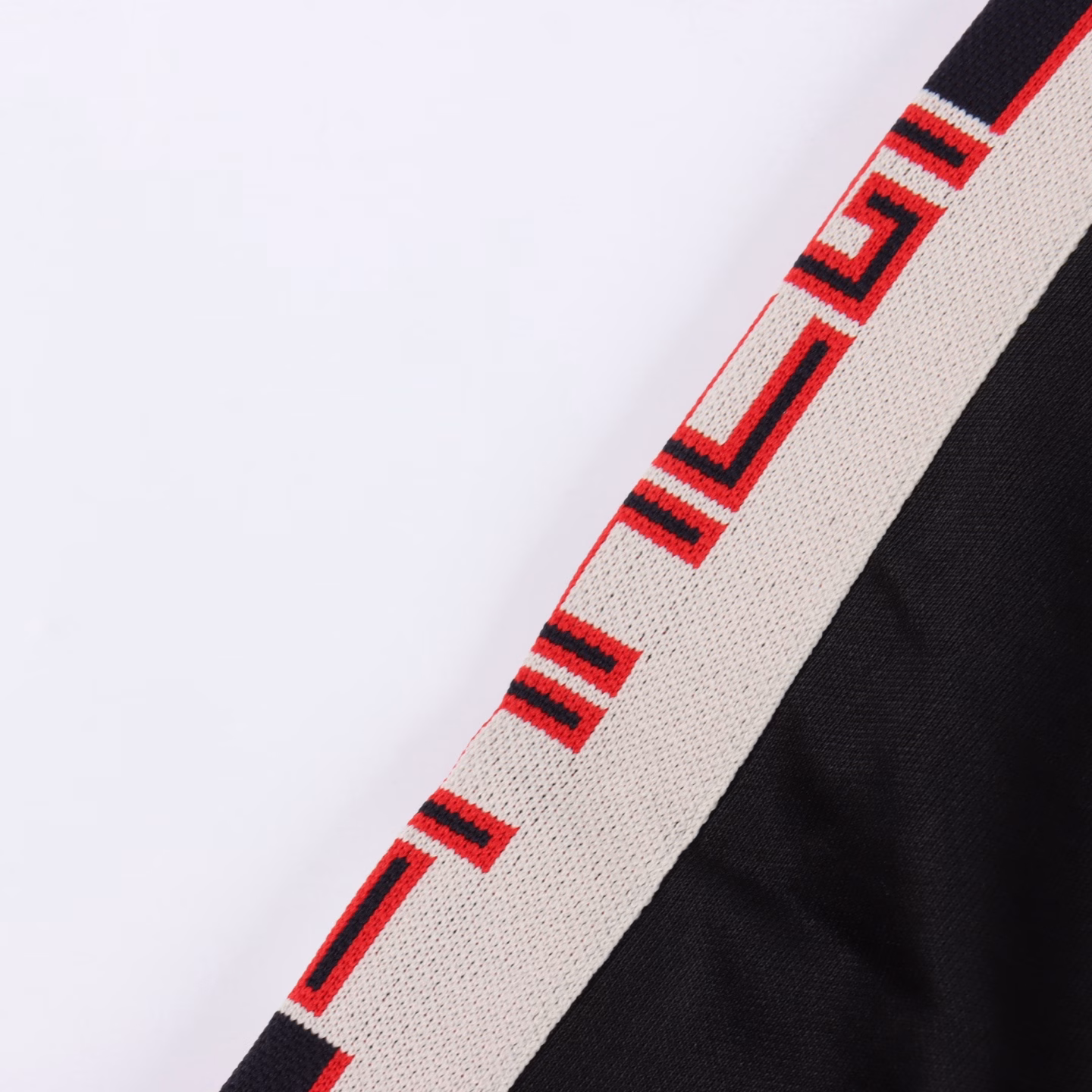 Gucci classic side webbing shorts#There are too many versions of this style on the market. Some are made directly from trousers. The main label and washing label are customized. The side logo webbing fabric is dyed and woven. The side webbing restoration degree is 99%. You can tell the difference from the fake versions on the market at a glance. A pair of shorts with rich details, but you can also see the development strength!