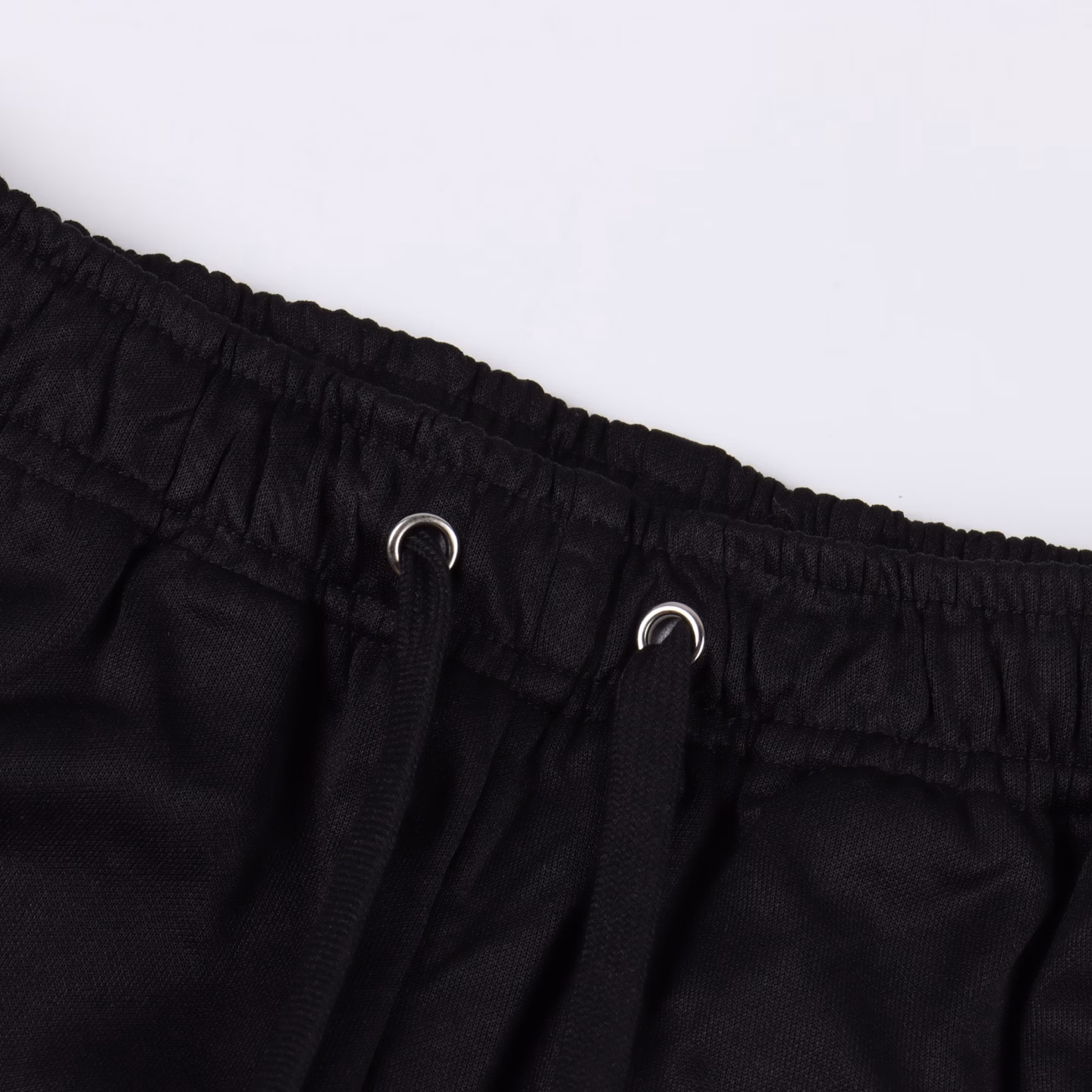 Gucci classic side webbing shorts#There are too many versions of this style on the market. Some are made directly from trousers. The main label and washing label are customized. The side logo webbing fabric is dyed and woven. The side webbing restoration degree is 99%. You can tell the difference from the fake versions on the market at a glance. A pair of shorts with rich details, but you can also see the development strength!