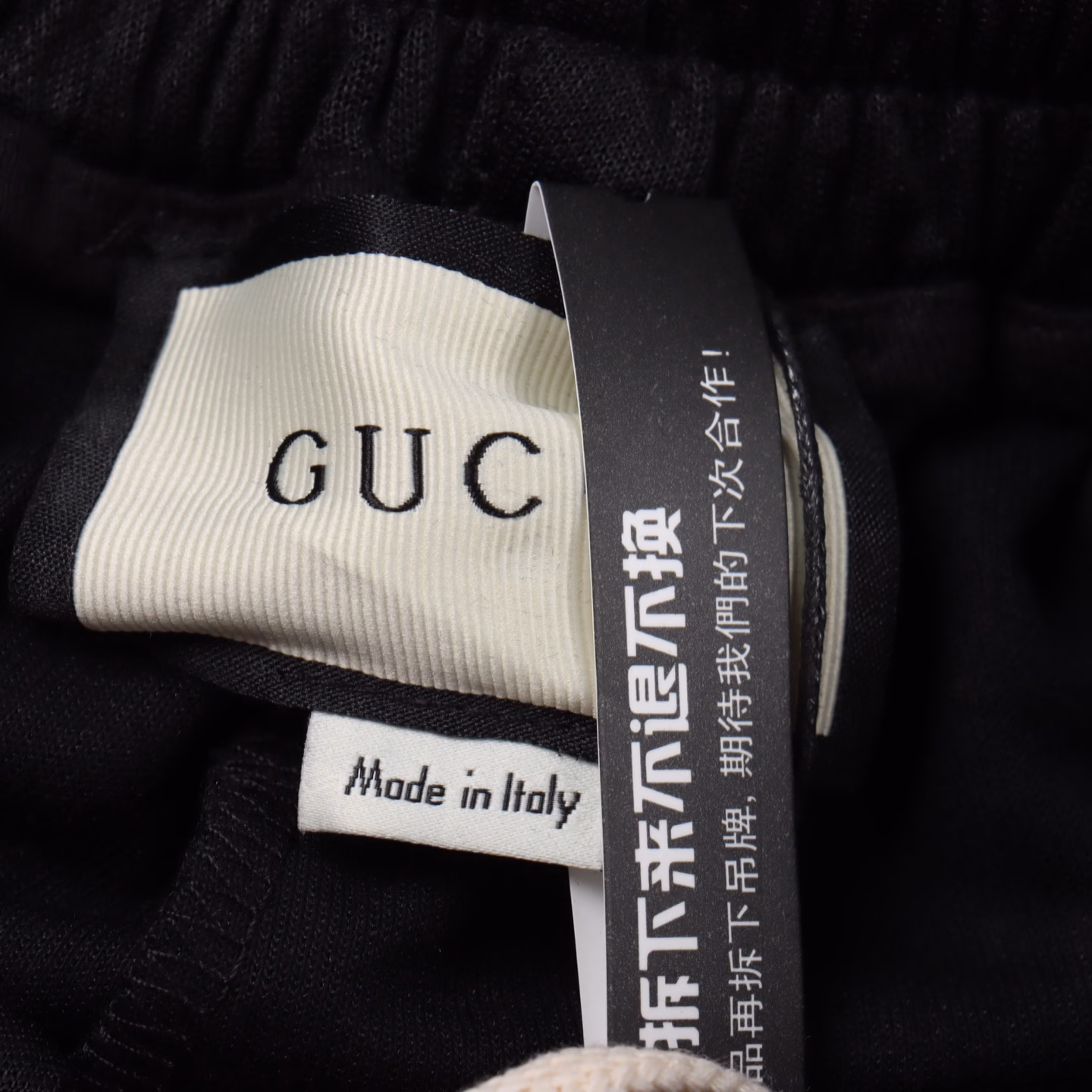 Gucci side snake print shortsThere are too many versions of this style on the market. Some are made directly from long pants. The main label and wash label are customized. The zipper head is a bright large slider, which is different from the small black slider on the market. The trouser rope is white, which is different from the black on the market. The side is off-white fabric, custom-dyed, custom-woven, and the nylon print strips are 99% different from the fake versions on the market. A pair of shorts with rich details, but it also shows the development strength!