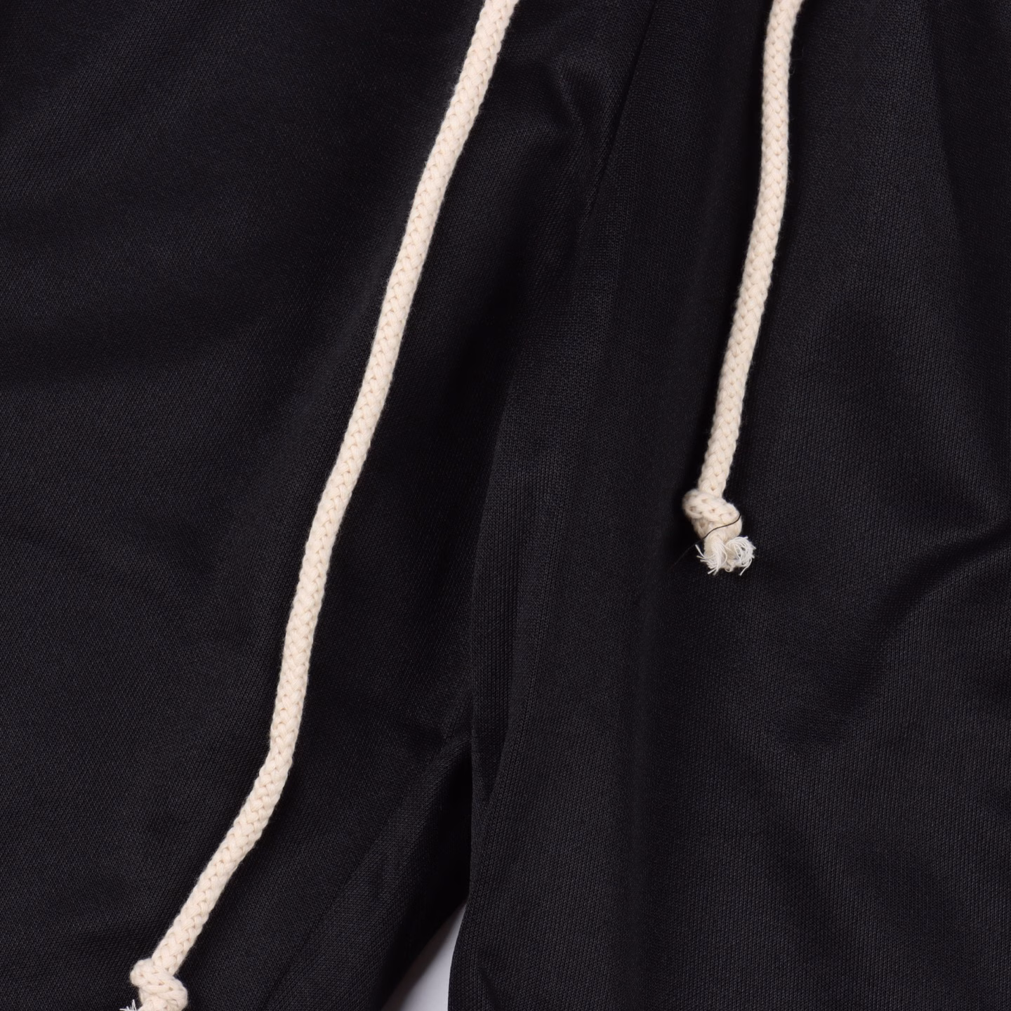 Gucci side double G reflective webbing shortsThe main fabric is custom-woven silk covered cotton fabric, the fabric is soft, delicate and smooth, the side uses custom-woven sesame webbing, the position is symmetrical, the reflective strip is a custom-woven elastic band, different from the market, a full set of custom accessories, the main label has an anti-counterfeiting chip, the washing label is customized ZP consistent, different from the market using ready-made accessories, the zipper head is a bright color molded zipper head, the trouser cord is a custom-woven off-white drawstring, the inner pocket uses 50-count fabric, the complete hemming is labor-intensive and time-consuming, different from the market