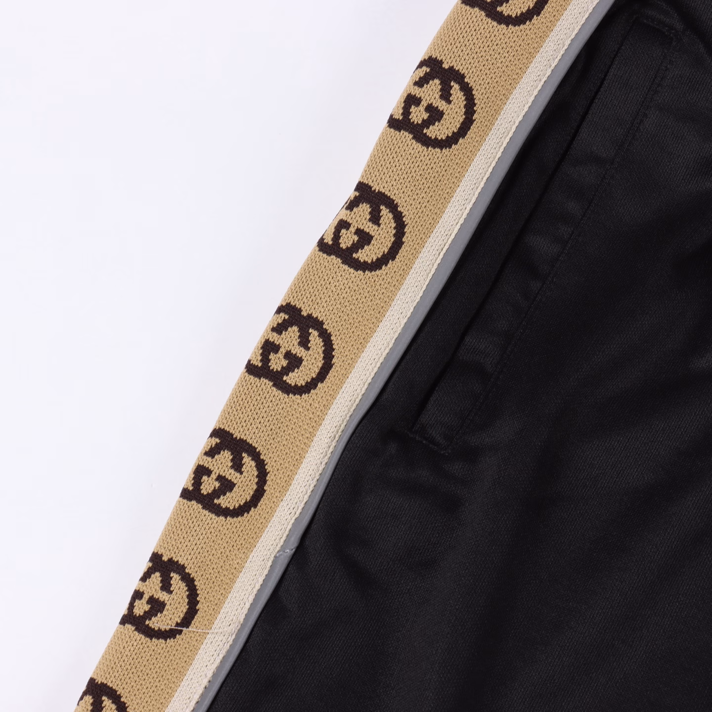 Gucci side double G reflective webbing shortsThe main fabric is custom-woven silk covered cotton fabric, the fabric is soft, delicate and smooth, the side uses custom-woven sesame webbing, the position is symmetrical, the reflective strip is a custom-woven elastic band, different from the market, a full set of custom accessories, the main label has an anti-counterfeiting chip, the washing label is customized ZP consistent, different from the market using ready-made accessories, the zipper head is a bright color molded zipper head, the trouser cord is a custom-woven off-white drawstring, the inner pocket uses 50-count fabric, the complete hemming is labor-intensive and time-consuming, different from the market