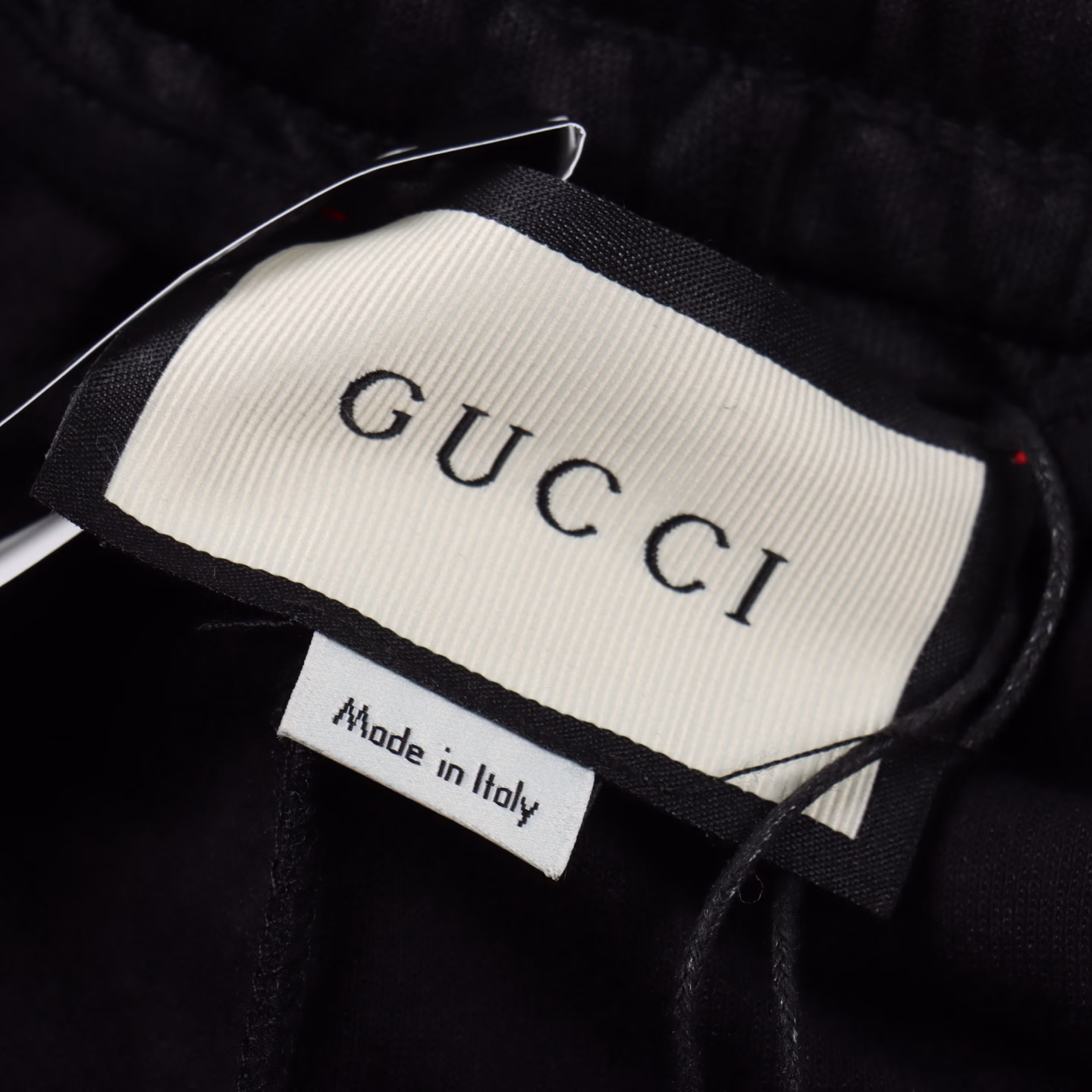 Gucci side double G reflective webbing shortsThe main fabric is custom-woven silk covered cotton fabric, the fabric is soft, delicate and smooth, the side uses custom-woven sesame webbing, the position is symmetrical, the reflective strip is a custom-woven elastic band, different from the market, a full set of custom accessories, the main label has an anti-counterfeiting chip, the washing label is customized ZP consistent, different from the market using ready-made accessories, the zipper head is a bright color molded zipper head, the trouser cord is a custom-woven off-white drawstring, the inner pocket uses 50-count fabric, the complete hemming is labor-intensive and time-consuming, different from the market