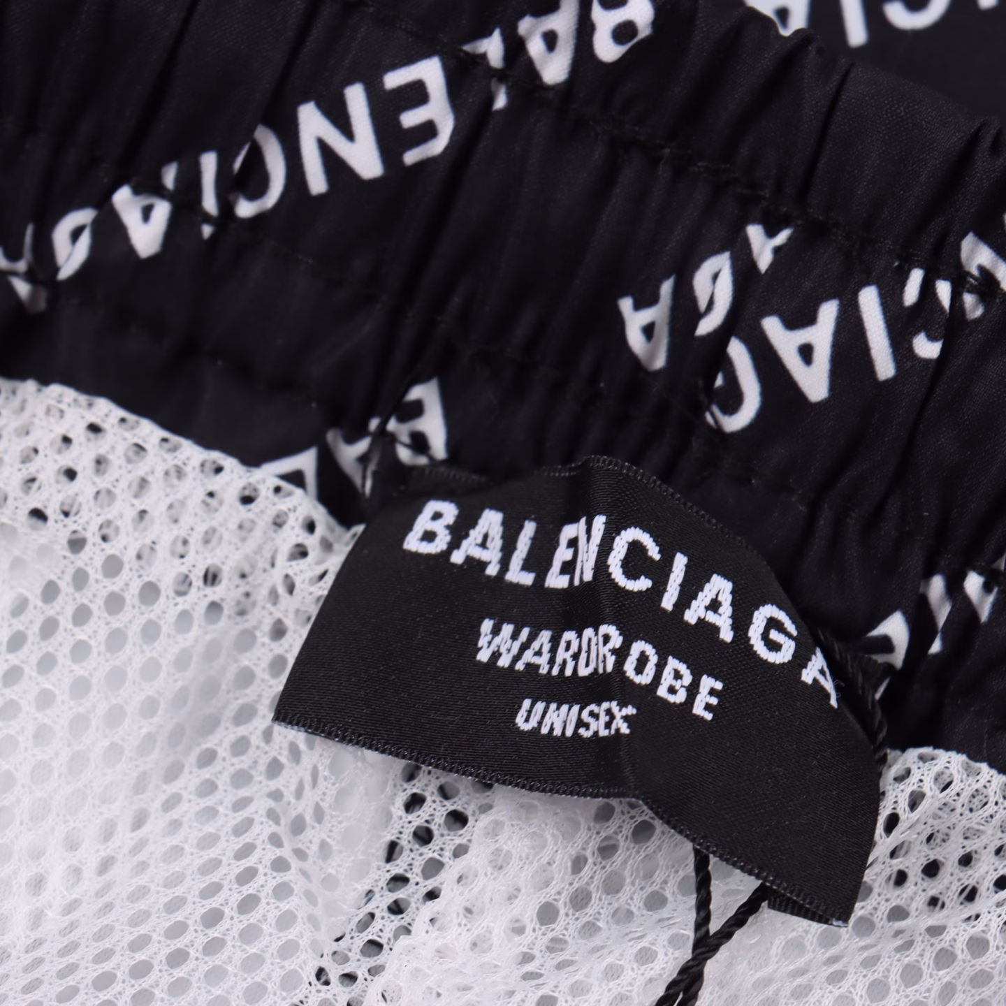 Balenciaga 25ss full print barrage shortsA must-have casual shorts for beach travel! High-end custom-made original hardware! The upper body effect is super positive, and the leg lines are fully highlighted. The imported quick-drying fabric has a tight and delicate texture, mesh lining, and panoramic high-definition logo design. The upper body is very comfortable and stylish, and it is extremely practical and versatile. It is very worth buying! The main material is waterproof nylon fabric, which is light and breathable, with customized inner mesh fabric, customized YB consistent tags and washing marks, and exclusively developed