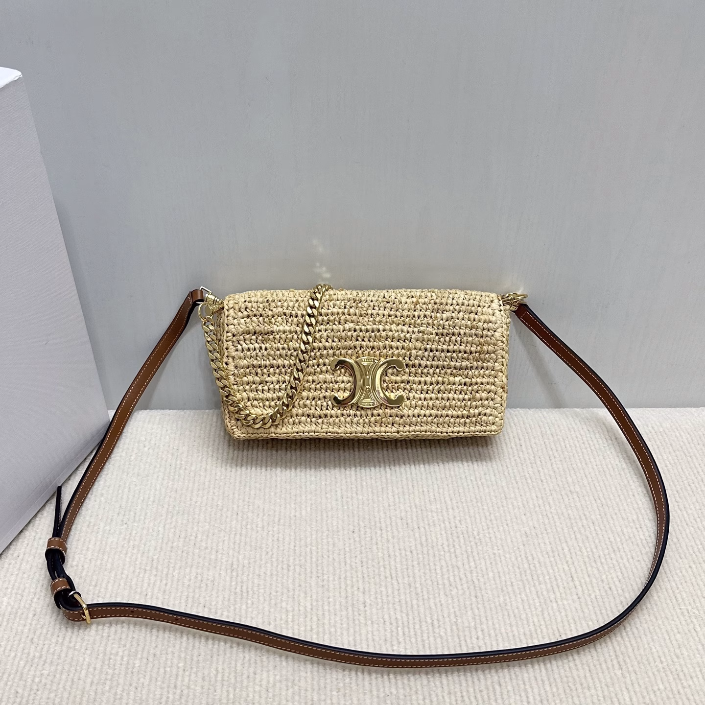 CELINE MULTIPOCHETTE plant material pocket bag24ss new straw pocket bag, perfect texture, exquisite details, salty or sweet, French elegance, full of atmosphere👗It also has a detachable short chain + long shoulder strap, multiple ways of carrying~ Small and exquisite✨Perfect for any occasion🦋Compared with the previous straw bags, the new raffia weaving feels more delicate and the material is softer, a must-have in summer