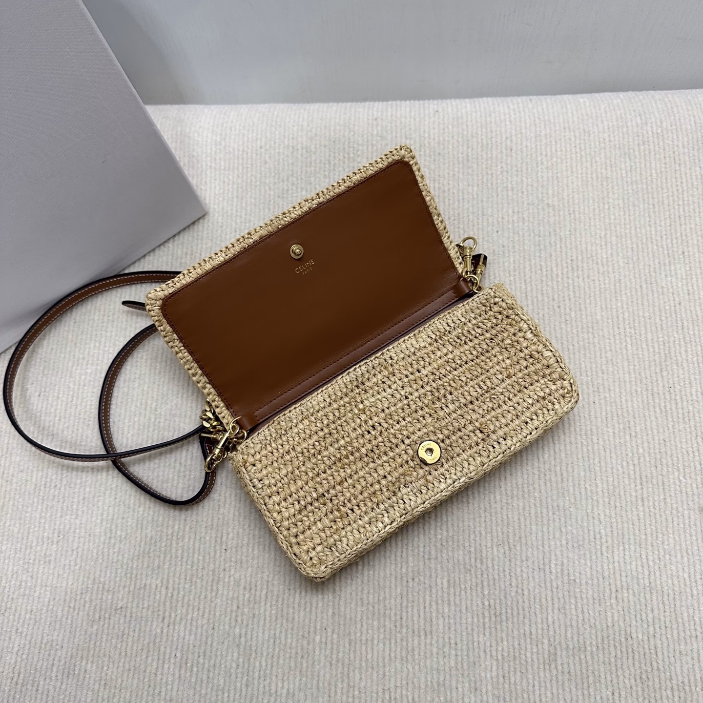 CELINE MULTIPOCHETTE plant material pocket bag24ss new straw pocket bag, perfect texture, exquisite details, salty or sweet, French elegance, full of atmosphere👗It also has a detachable short chain + long shoulder strap, multiple ways of carrying~ Small and exquisite✨Perfect for any occasion🦋Compared with the previous straw bags, the new raffia weaving feels more delicate and the material is softer, a must-have in summer