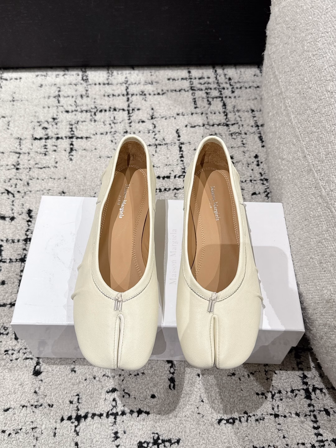 Margiela 25/New 3.5 heel pleated back split toe shoes Tabi split toe shoes ballet shoes sandals, original mold double leather sole original last shoe shape is very generous match with various styles easy to control the gospel of short legs put on the body instantly turn into long legsPut on the feet without being constrained by the rules, be yourself as you please ~ super soft and comfortable