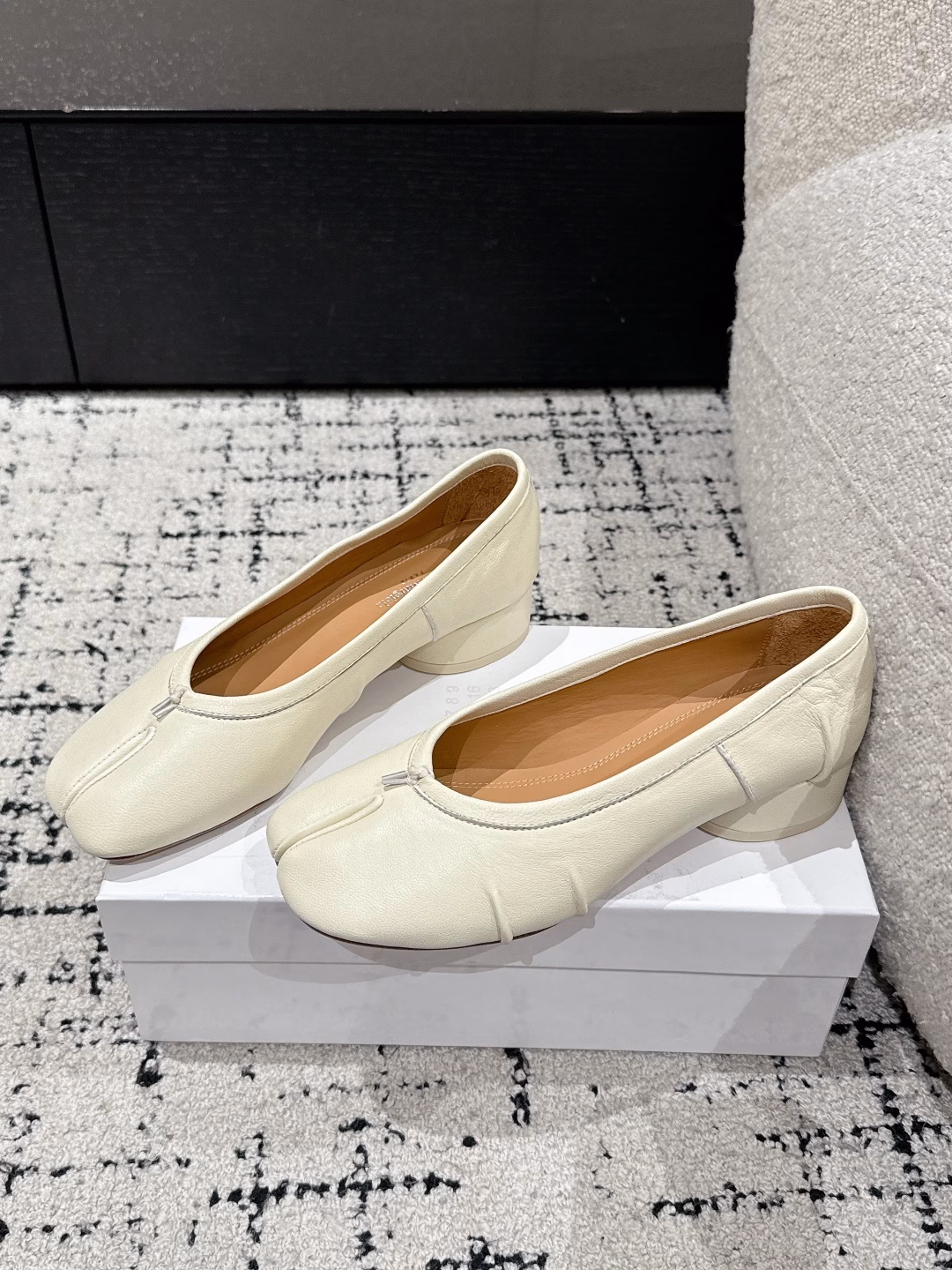 Margiela 25/New 3.5 heel pleated back split toe shoes Tabi split toe shoes ballet shoes sandals, original mold double leather sole original last shoe shape is very generous match with various styles easy to control the gospel of short legs put on the body instantly turn into long legsPut on the feet without being constrained by the rules, be yourself as you please ~ super soft and comfortable