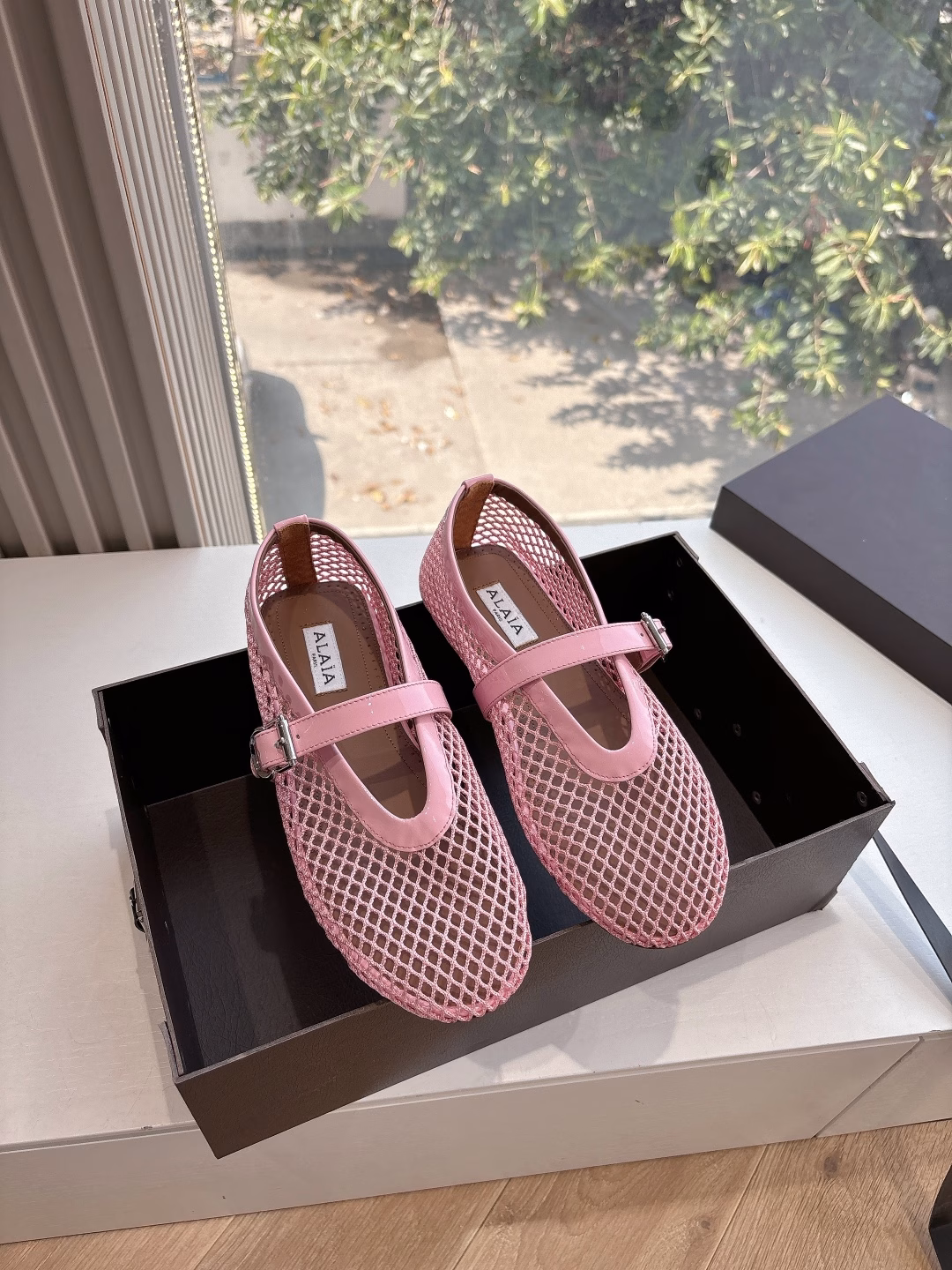 ALAIA, a first-line French luxury brand, fishnet mules, closed-toe sandals, 2025SS French fairy ballet flats. The ALAIA brand comes from its founder, Azzedine Alaia, who was the founder of the 