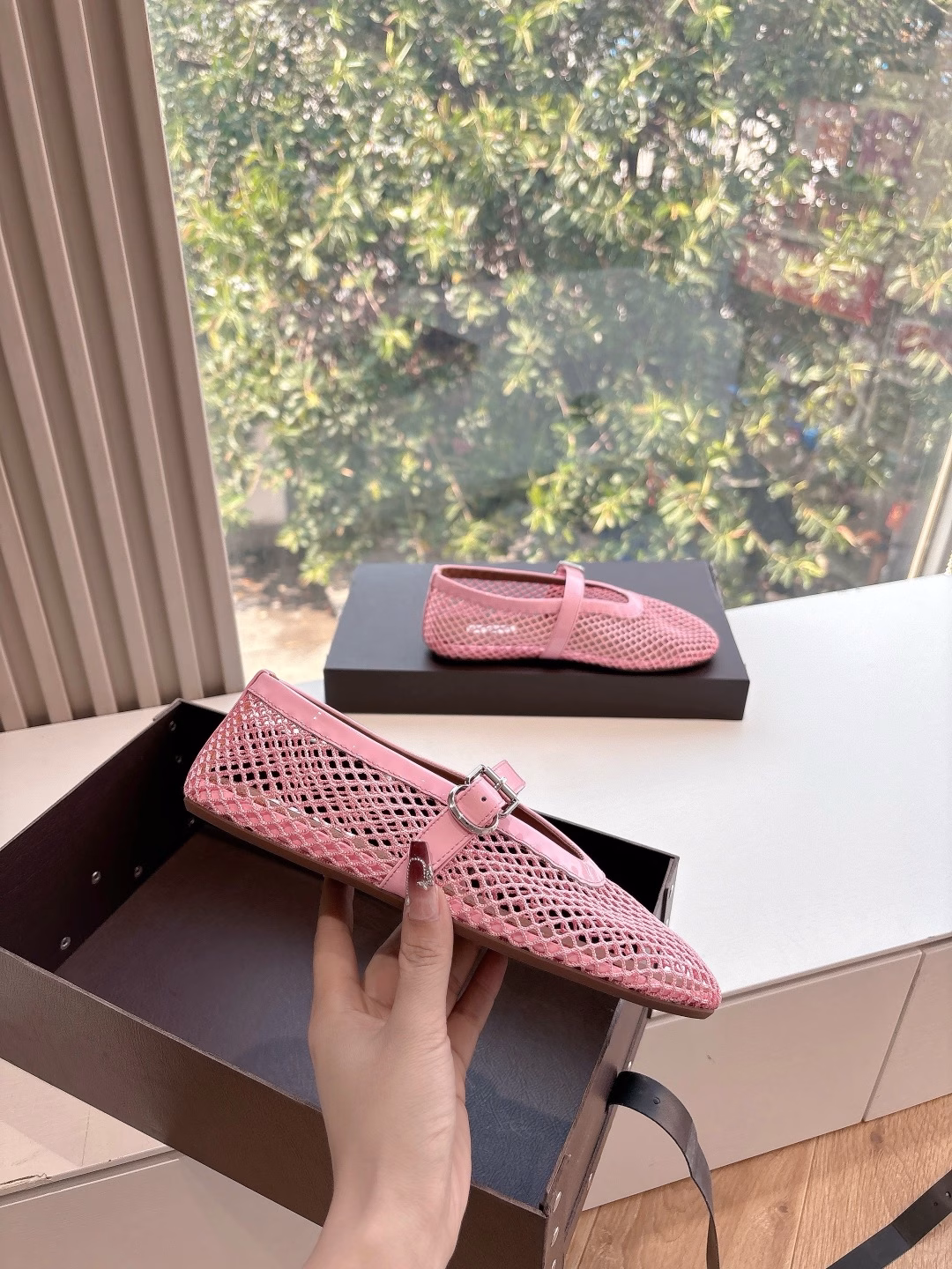 ALAIA, a first-line French luxury brand, fishnet mules, closed-toe sandals, 2025SS French fairy ballet flats. The ALAIA brand comes from its founder, Azzedine Alaia, who was the founder of the 