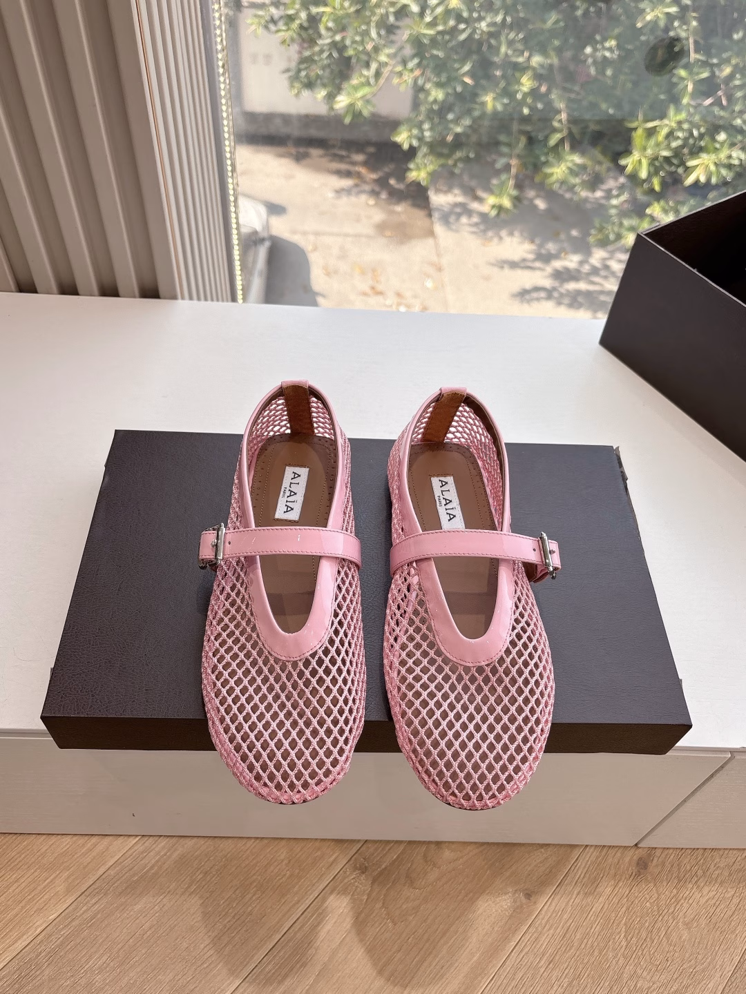 ALAIA, a first-line French luxury brand, fishnet mules, closed-toe sandals, 2025SS French fairy ballet flats. The ALAIA brand comes from its founder, Azzedine Alaia, who was the founder of the 